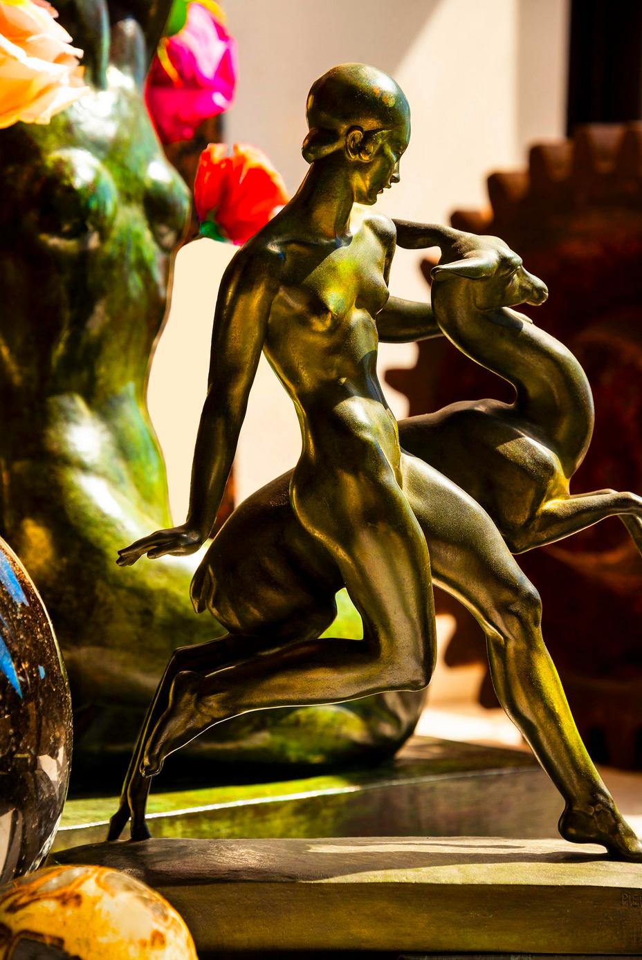 Art Deco Bronze Nacktes Mädchen mit Rehkitz, Amazone mit Rehkitz  im Angebot 2