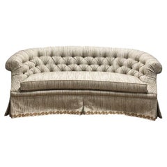 Pierre Tufted Curved Sofa avec jupe