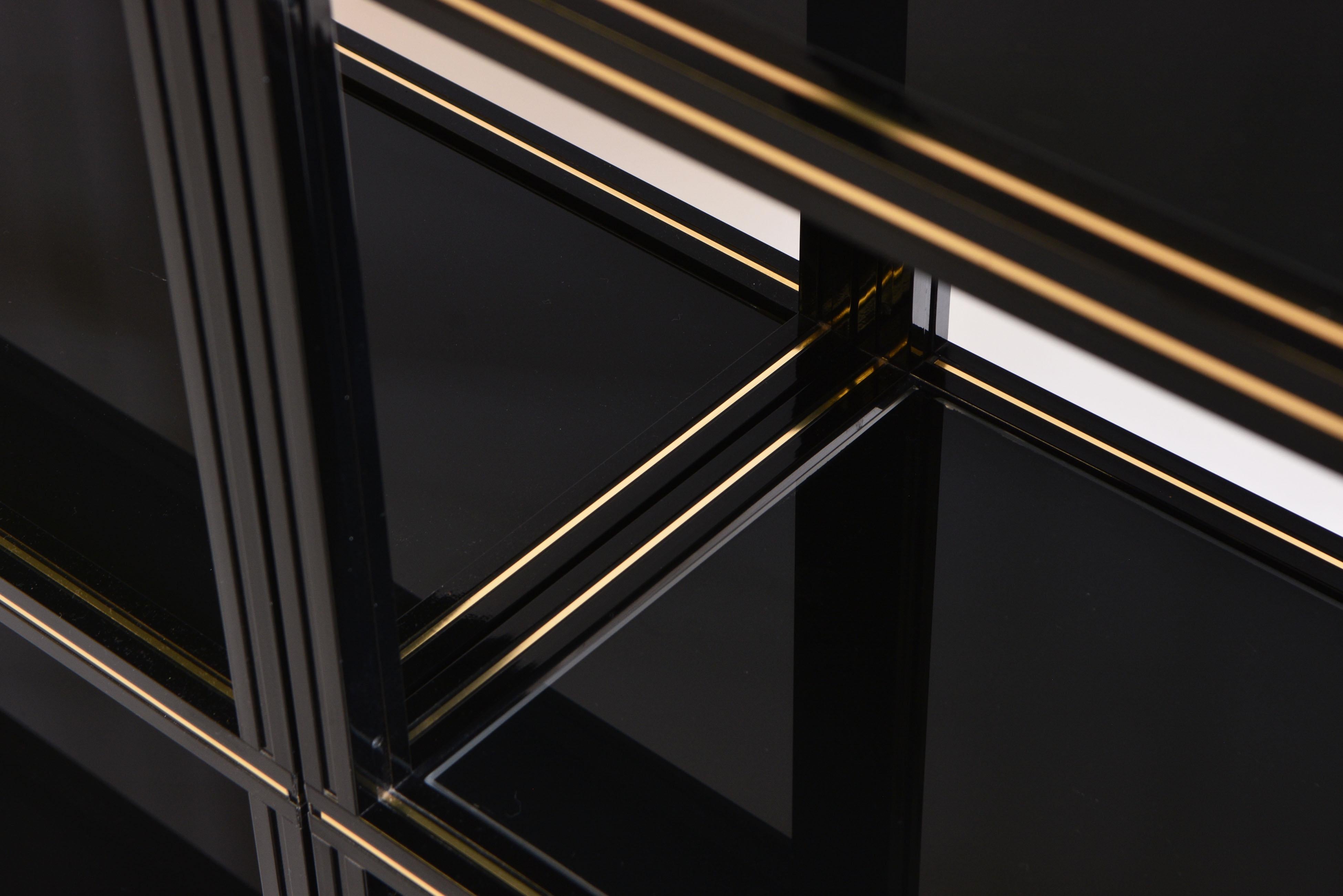 Eine zweiteilige, schwarz lackierte Aluminium-Etagere von Pierre Vandel mit Messing-Details und geschwärzten Glasböden. Etikett - Pierre Vandel Paris - ca. Ende der 1970er Jahre.

Der Möbeldesigner Pierre Vandel wurde 1946 in Roubaix, einem Vorort