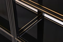 Étagères ouvertes en deux sections en tagres laqués noirs et laiton Pierre Vandel des années 1970