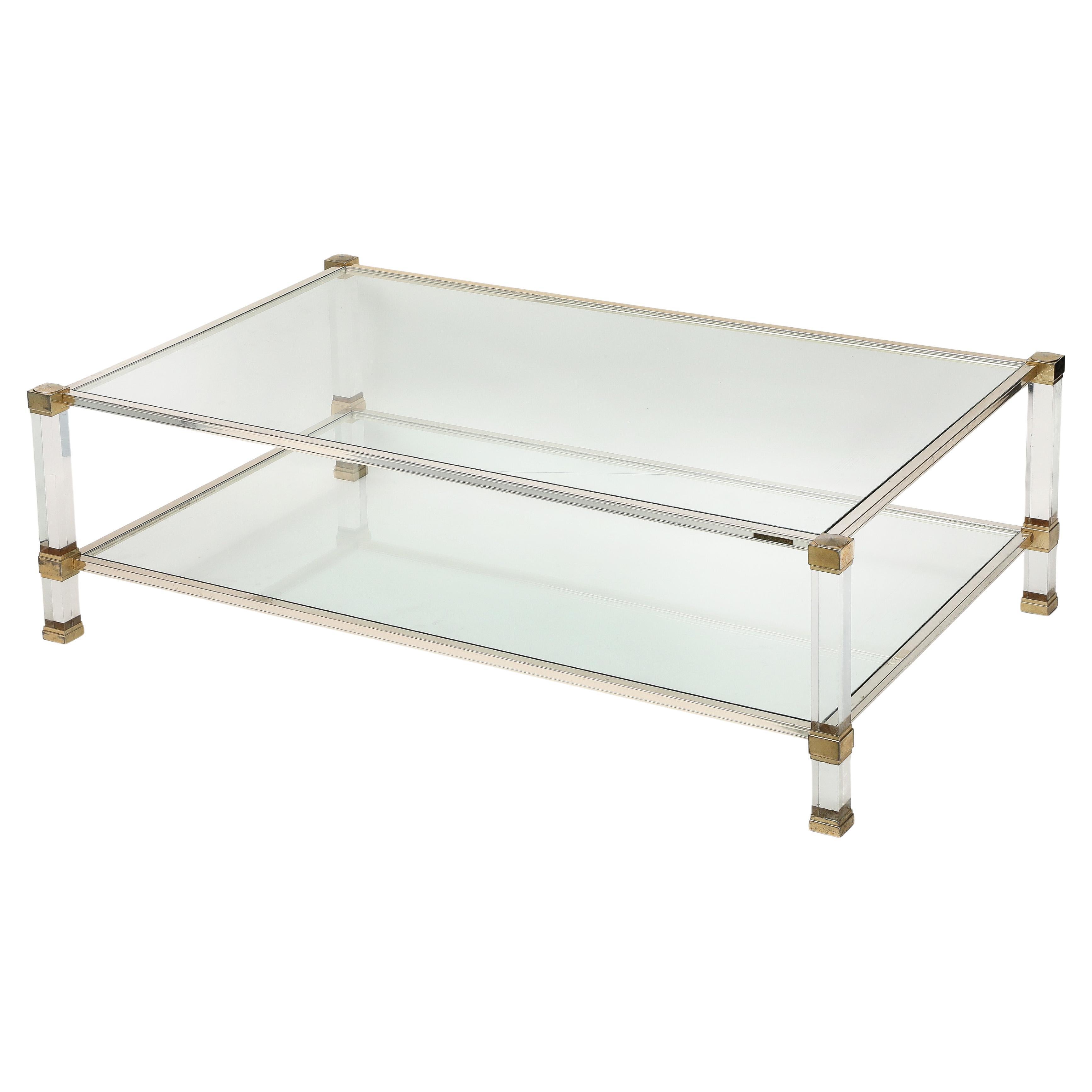 Une grande table de cocktail à double niveau en lucite et laiton par Pierre Vandel... Ce tableau est signé  et  de nouvelles lunettes. ont été ajoutées. Cette table s'adapte à tous les styles d'intérieurs et apporte de l'élégance. 