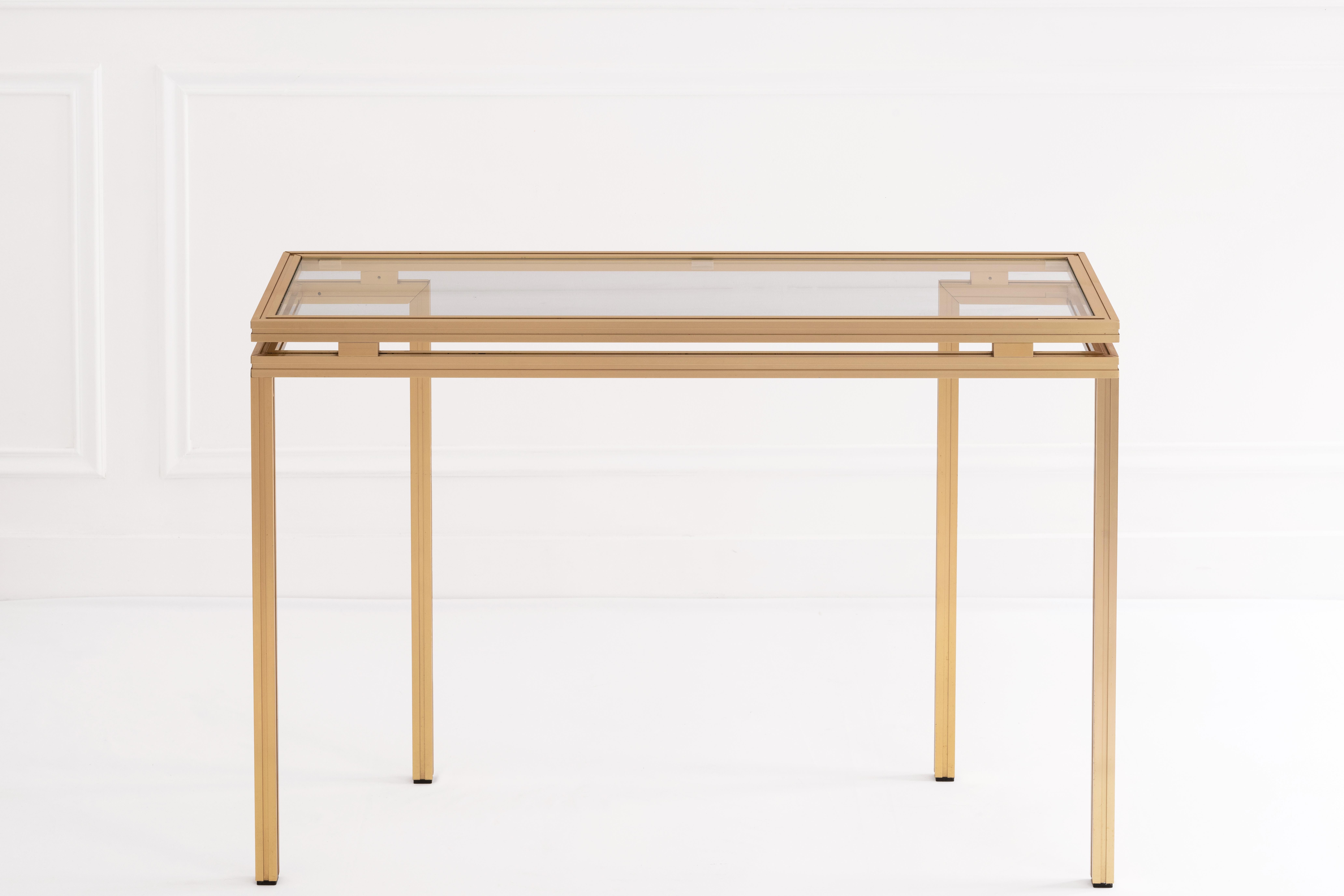 Cette table console de Pierre Vandel datant des années 1970 est un exemple étonnant de design innovant. Avec leur disposition asymétrique, les montures en métal doré apportent une touche de modernité grâce à leur aspect élancé et chic. L'originalité