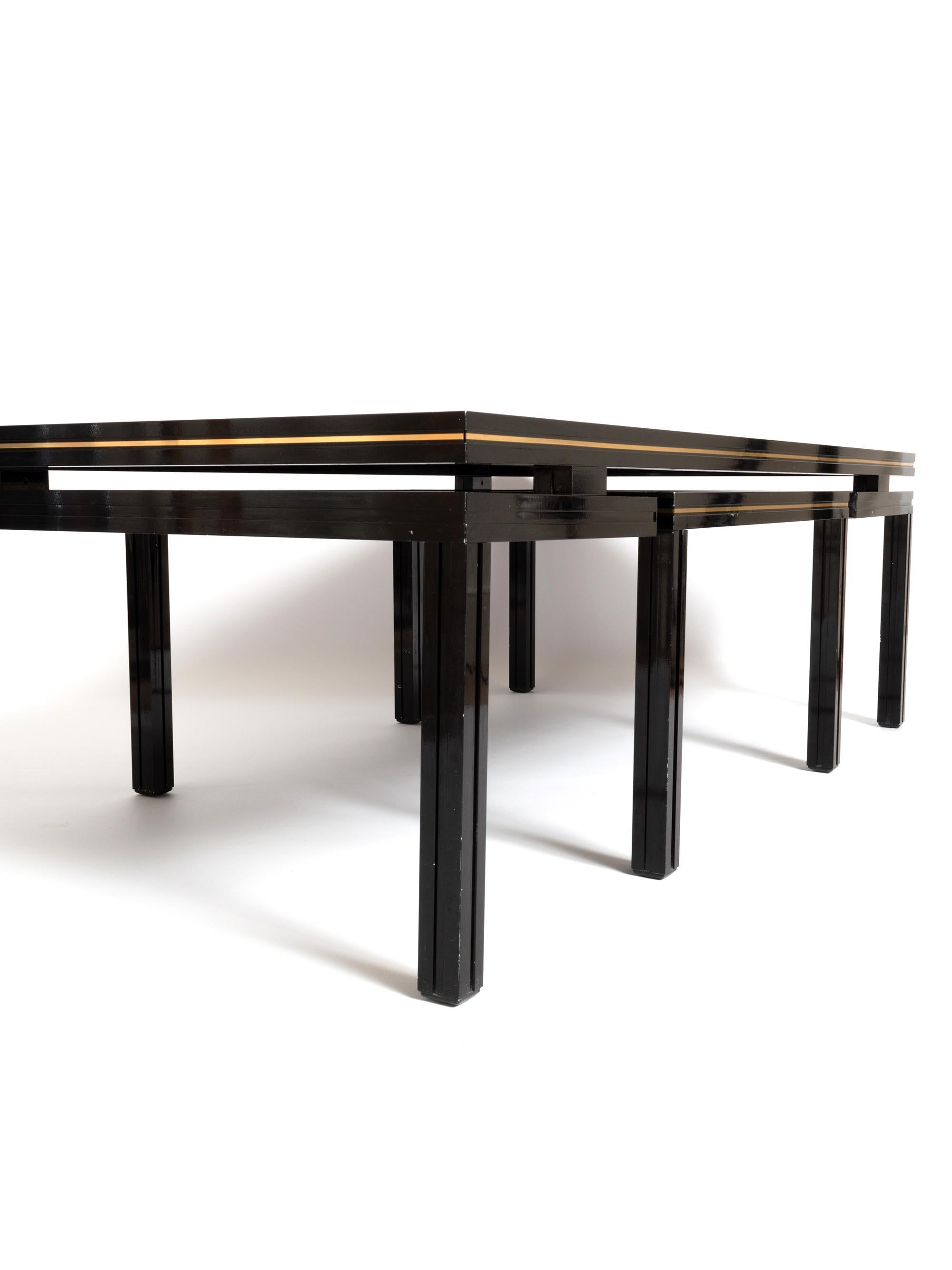 Mid-Century Modern Table basse en laque noire avec table gigogne Pierre Vandel Paris, France