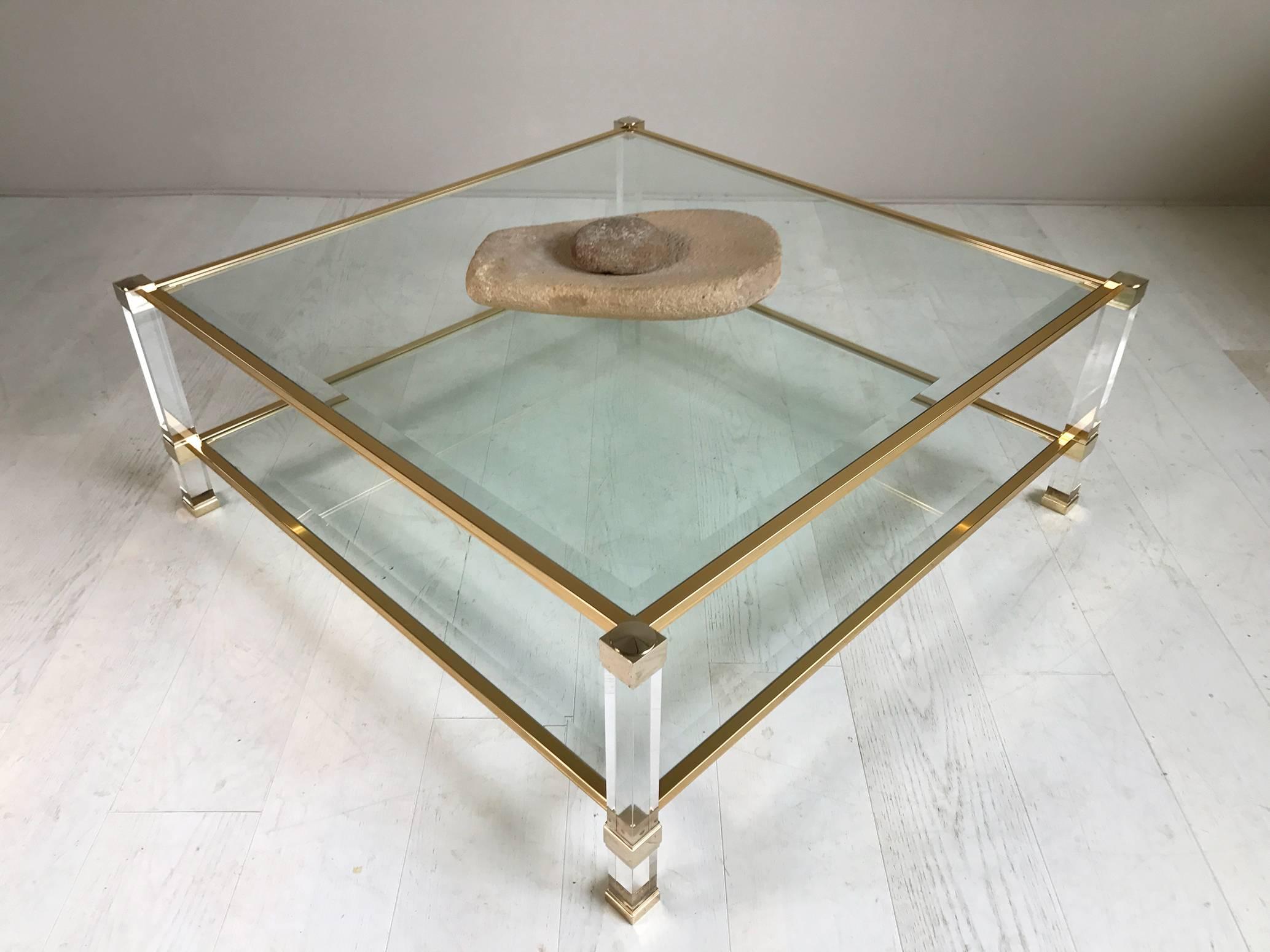Pierre Vandel / Paris 1970, Large square coffee table with plexiglass base, gilded metal and double faceted glass top.
Very beautiful state. Signed on a Pierre Vandel, Paris headband.