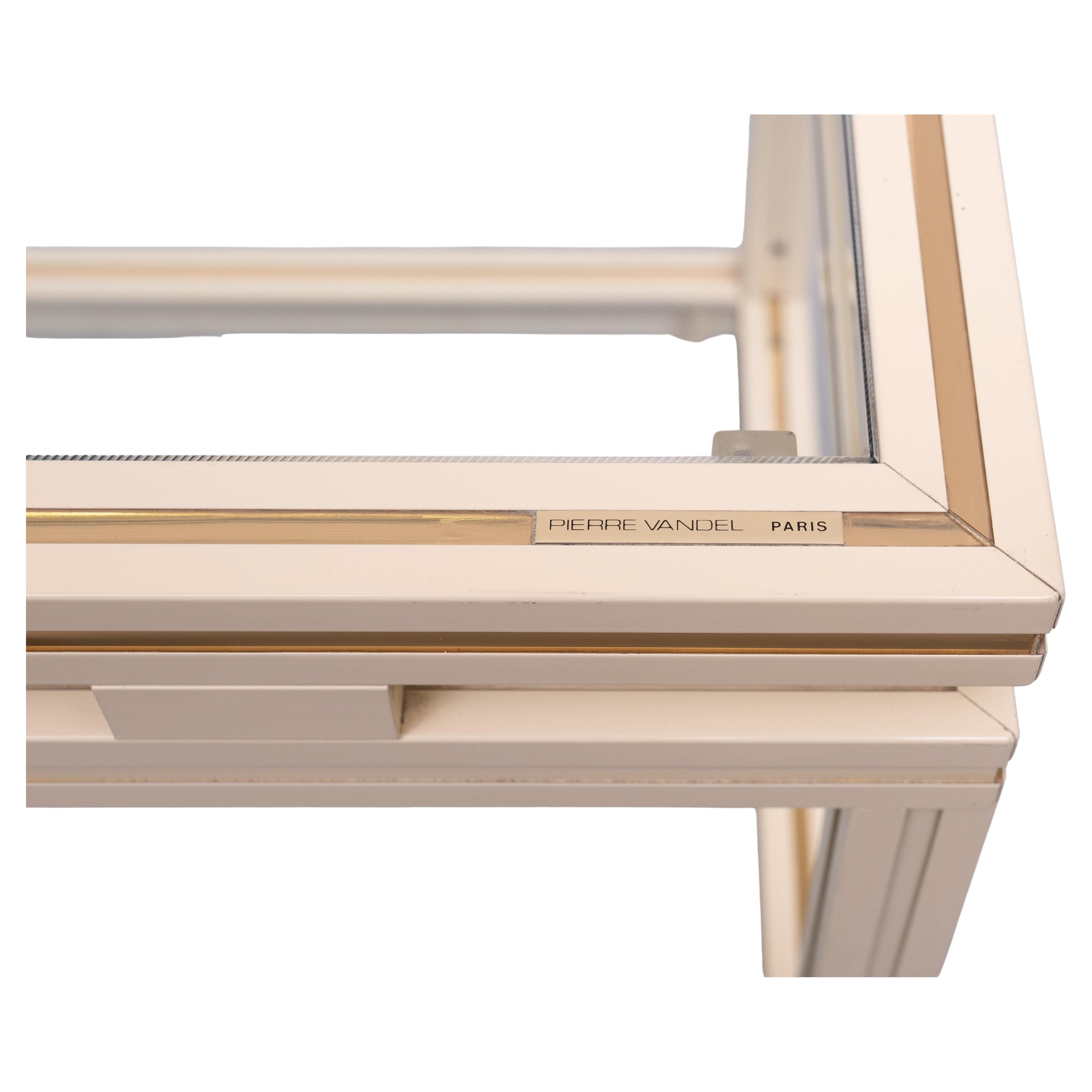 Magnifique table de service en métal de couleur crème et or signée par le designer français Pierre Vandel Paris peut être utilisée comme meuble TV, bar, table basse, table d'appoint, structure légère en aluminium, surmontée d'un biseau d'origine. 