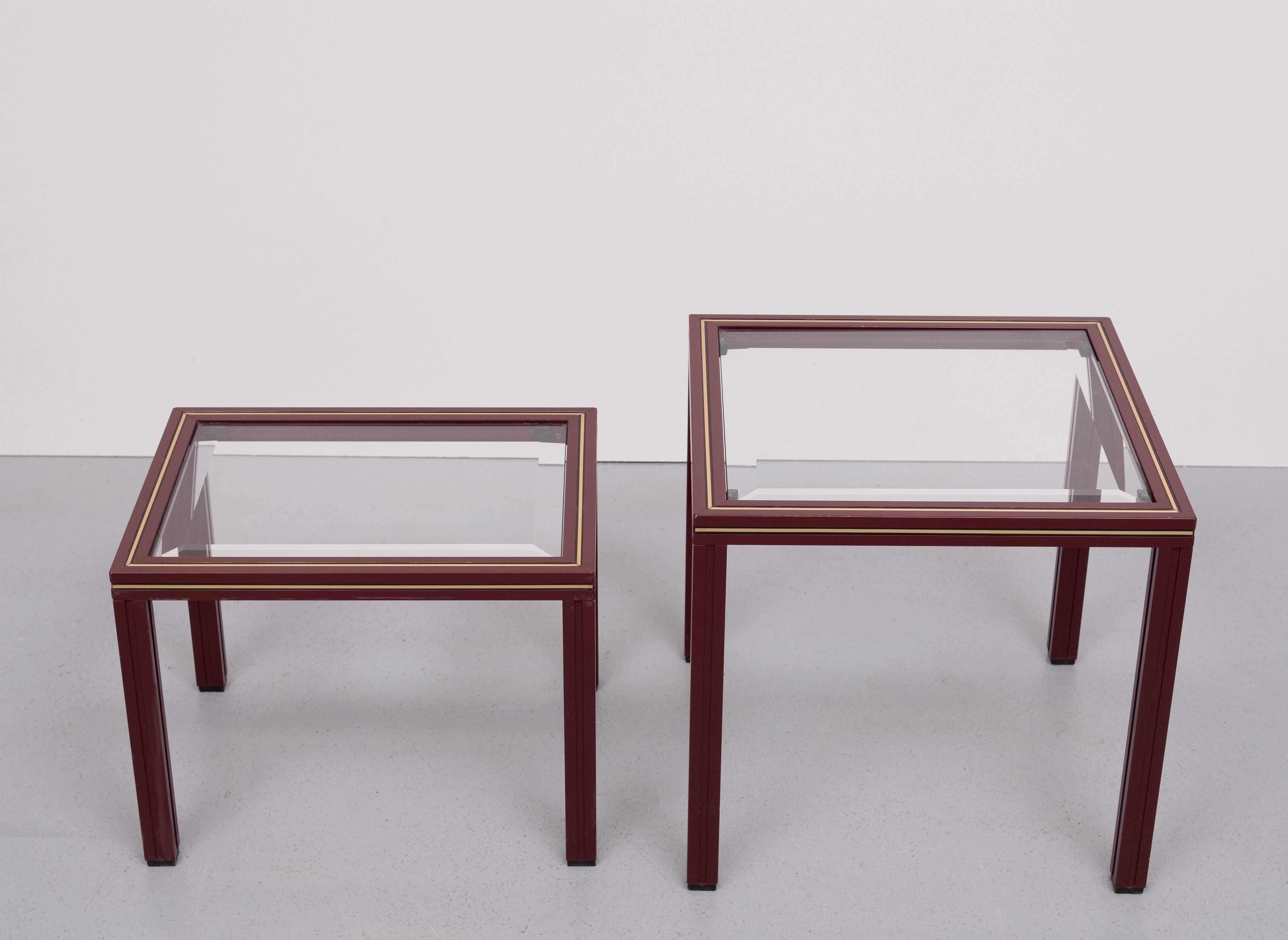 Paire de lustres Pierre Vandel  tables d'appoint en aluminium laqué bordeaux ,
est livré avec des plateaux en verre biseauté.