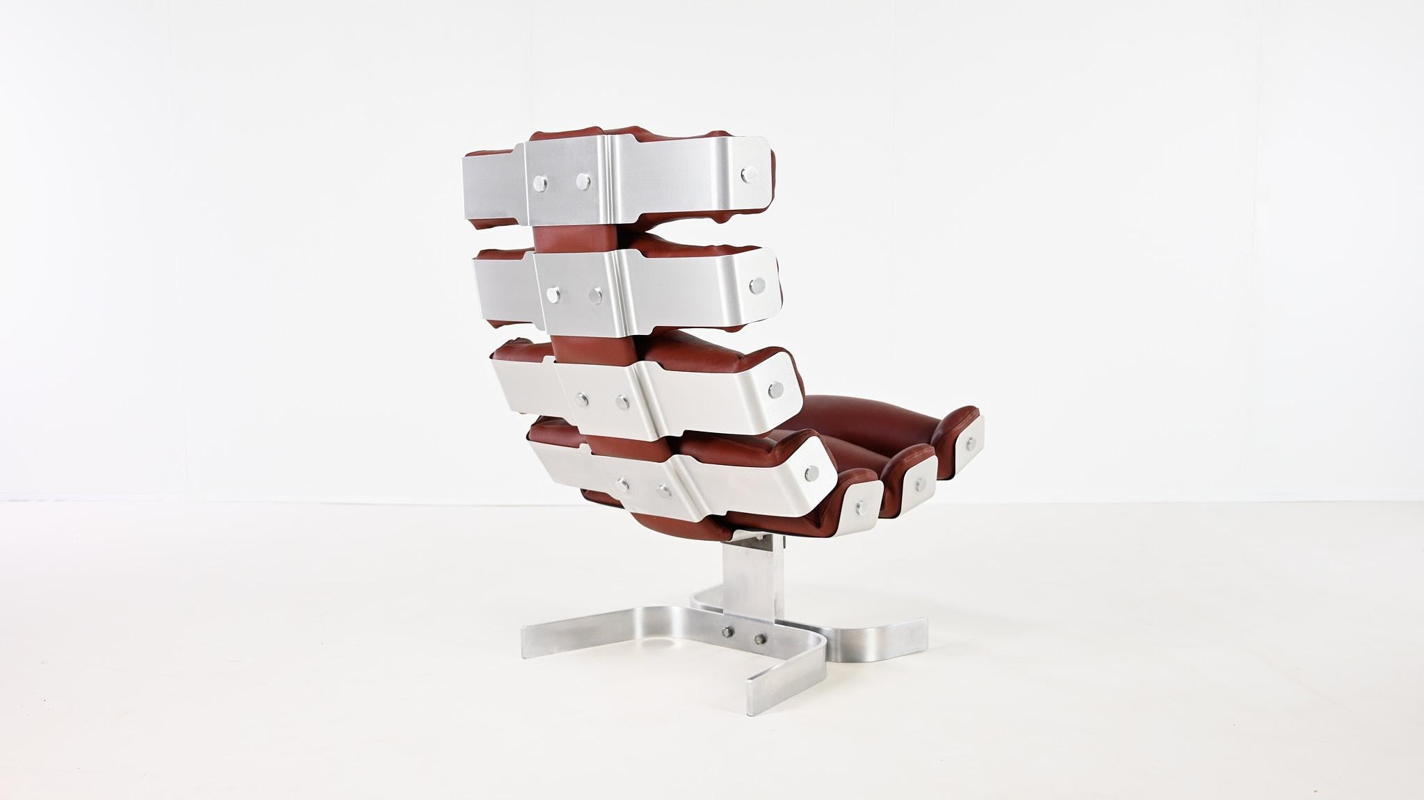 Ère spatiale Pierre Vandel, chaise longue Rib Vertebre, aluminium et cuir. France, C.C. 1970