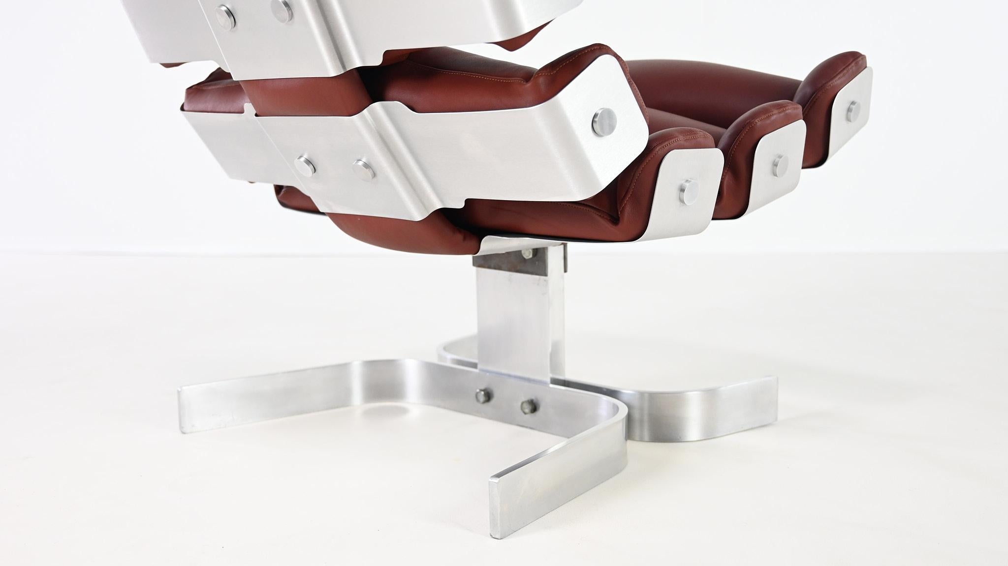Français Pierre Vandel, chaise longue Rib Vertebre, aluminium et cuir. France, C.C. 1970