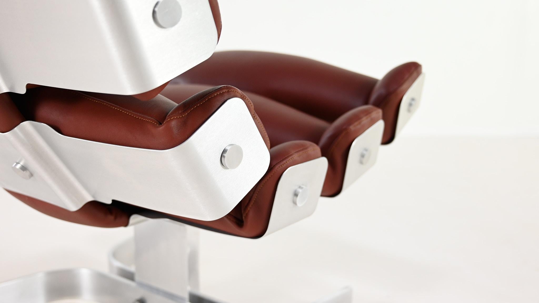 Brossé Pierre Vandel, chaise longue Rib Vertebre, aluminium et cuir. France, C.C. 1970
