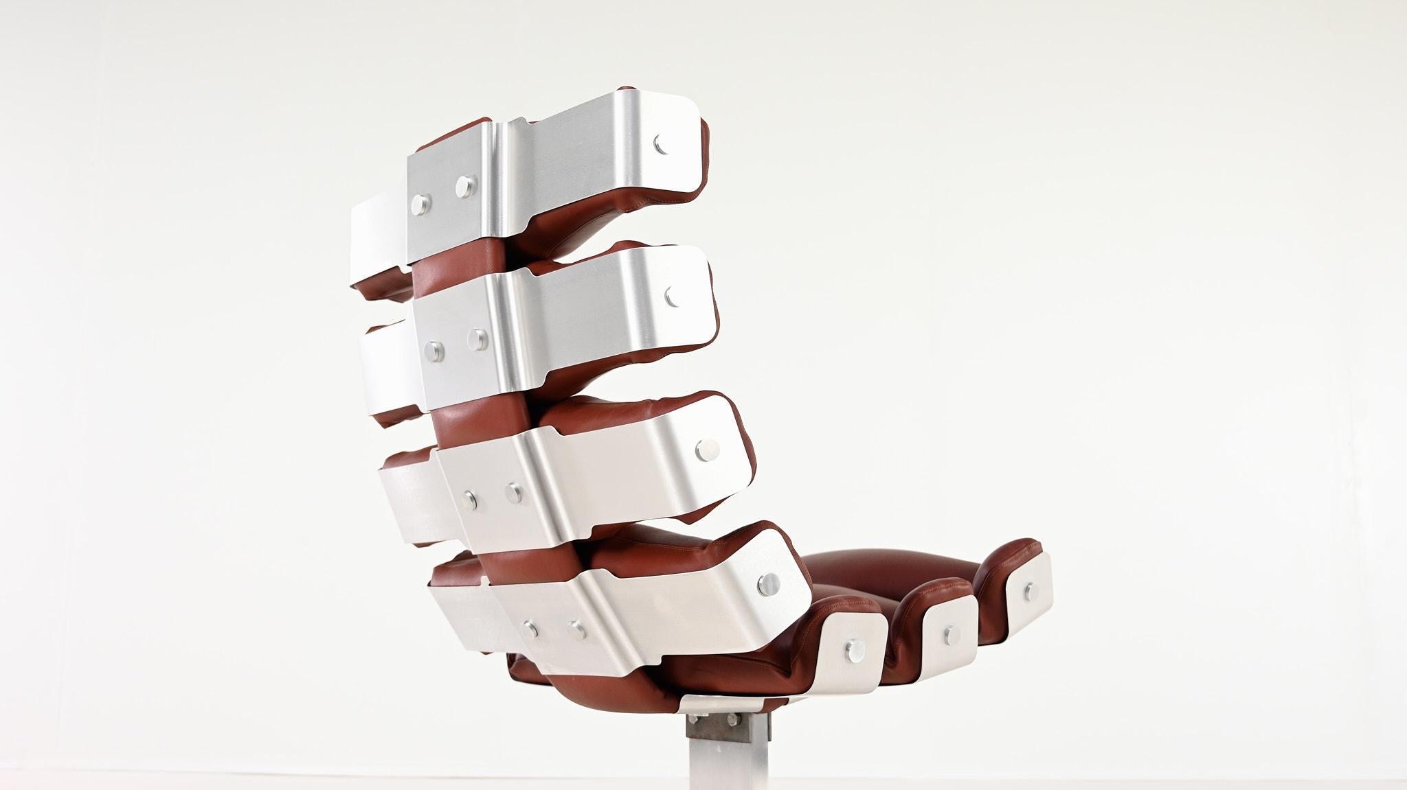 Aluminium Pierre Vandel, chaise longue Rib Vertebre, aluminium et cuir. France, C.C. 1970
