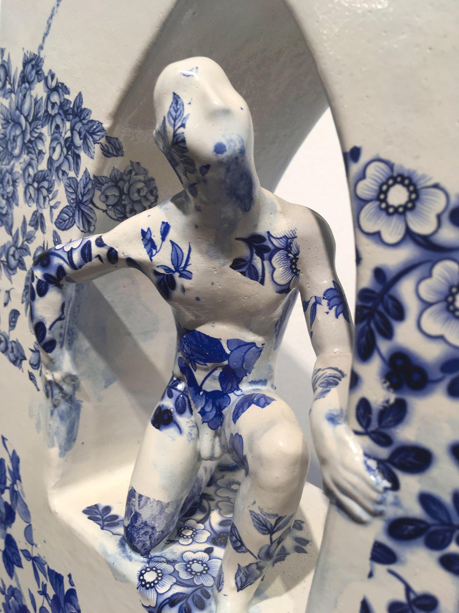 Pugilist Waiting for the Swifts in Arch - scultura contemporanea in ceramica 1