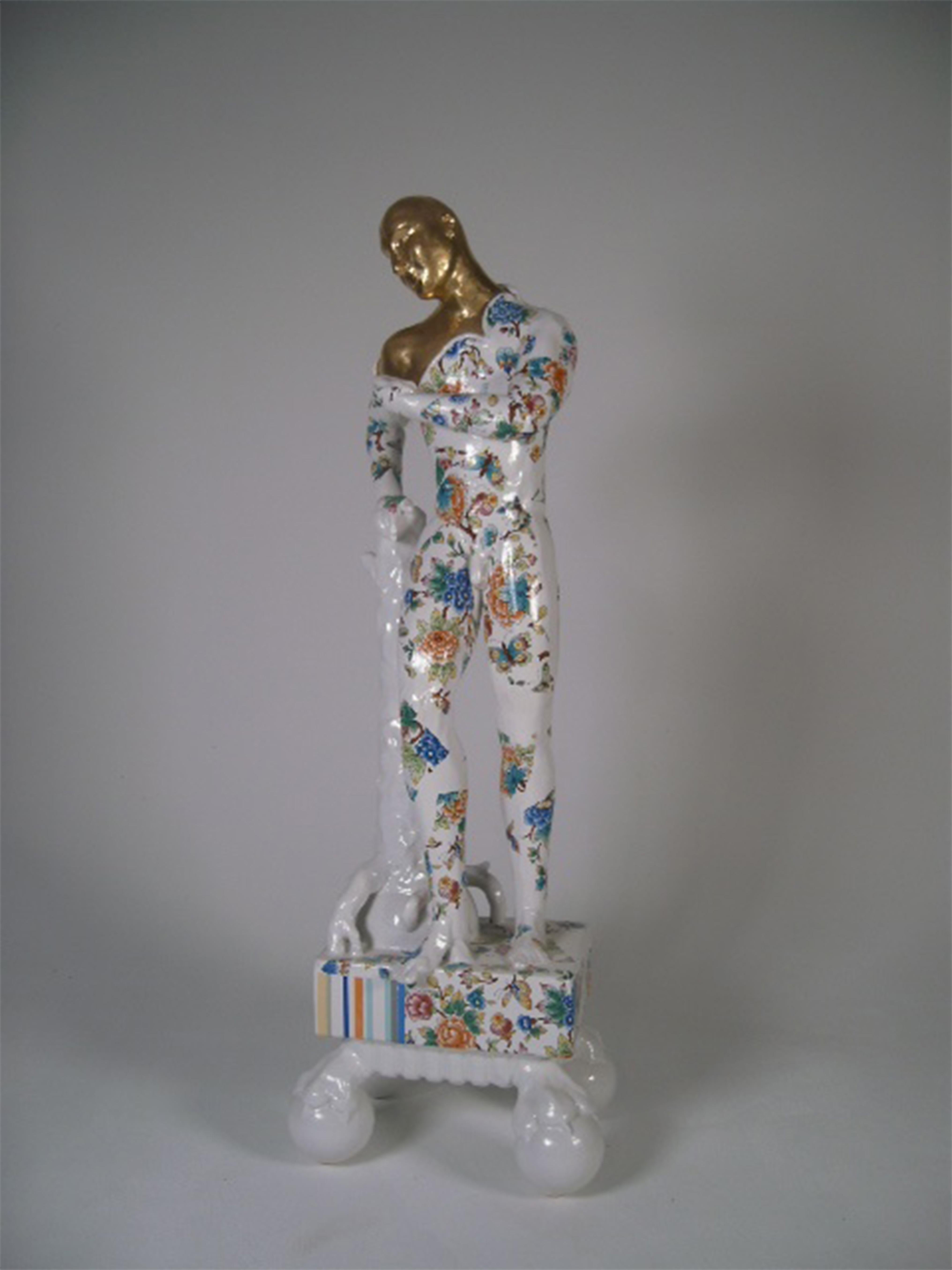 Pierre Williams Figurative Sculpture – Stehender männlicher Akt auf einem Sockel mit Krallen - zeitgenössische Keramikskulptur