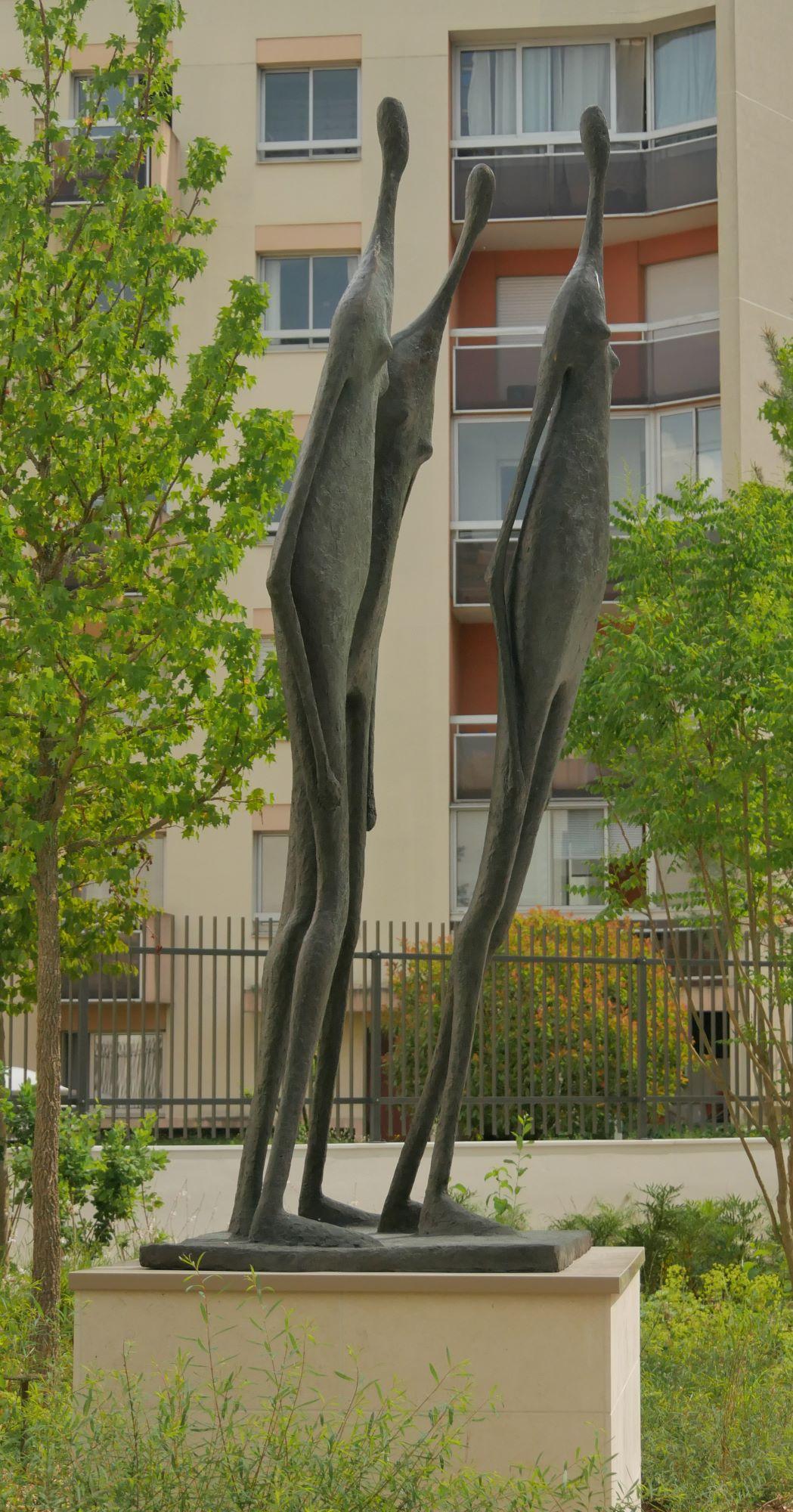 3 figures monumentales debout de Pierre Yermia - Sculpture contemporaine en bronze en vente 3