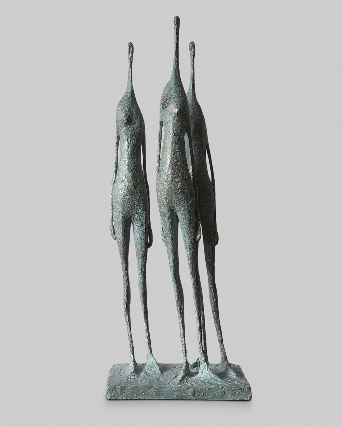 3 figuras de pie IV es una escultura de bronce del artista contemporáneo francés Pierre Yermia, de dimensiones 61 × 22 × 17 cm.  
La escultura está firmada y numerada, forma parte de una edición limitada de 8 ediciones + 4 pruebas de artista, y se