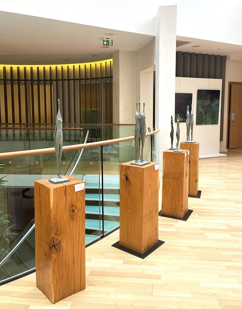 3 Figure in piedi V.I.I. di Pierre Yermia - Scultura contemporanea in bronzo, uomo in vendita 5