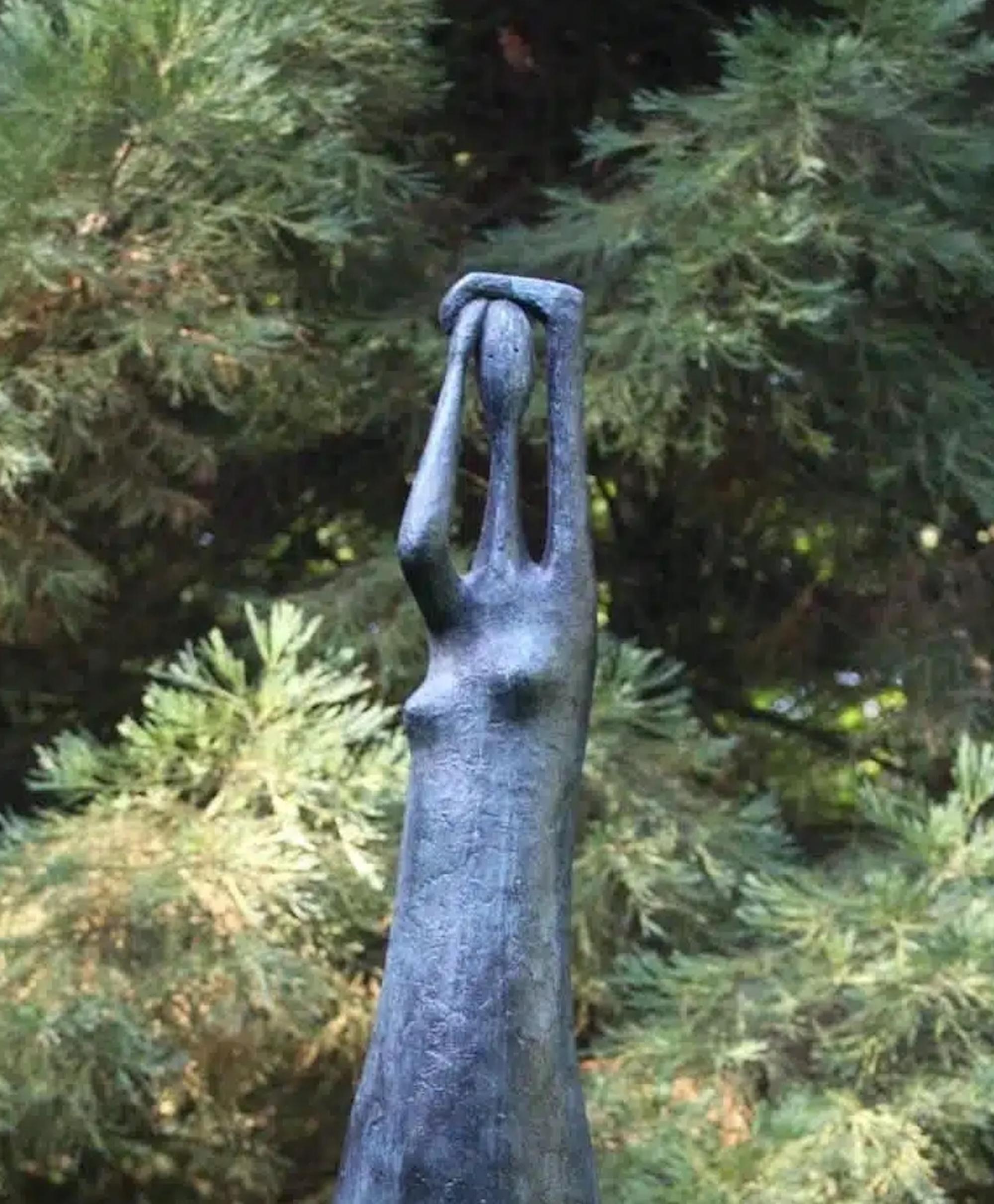 Monumentale Stehende Figur mit erhobenen Armen I by Pierre Yermia - Skulptur für Außen im Angebot 2