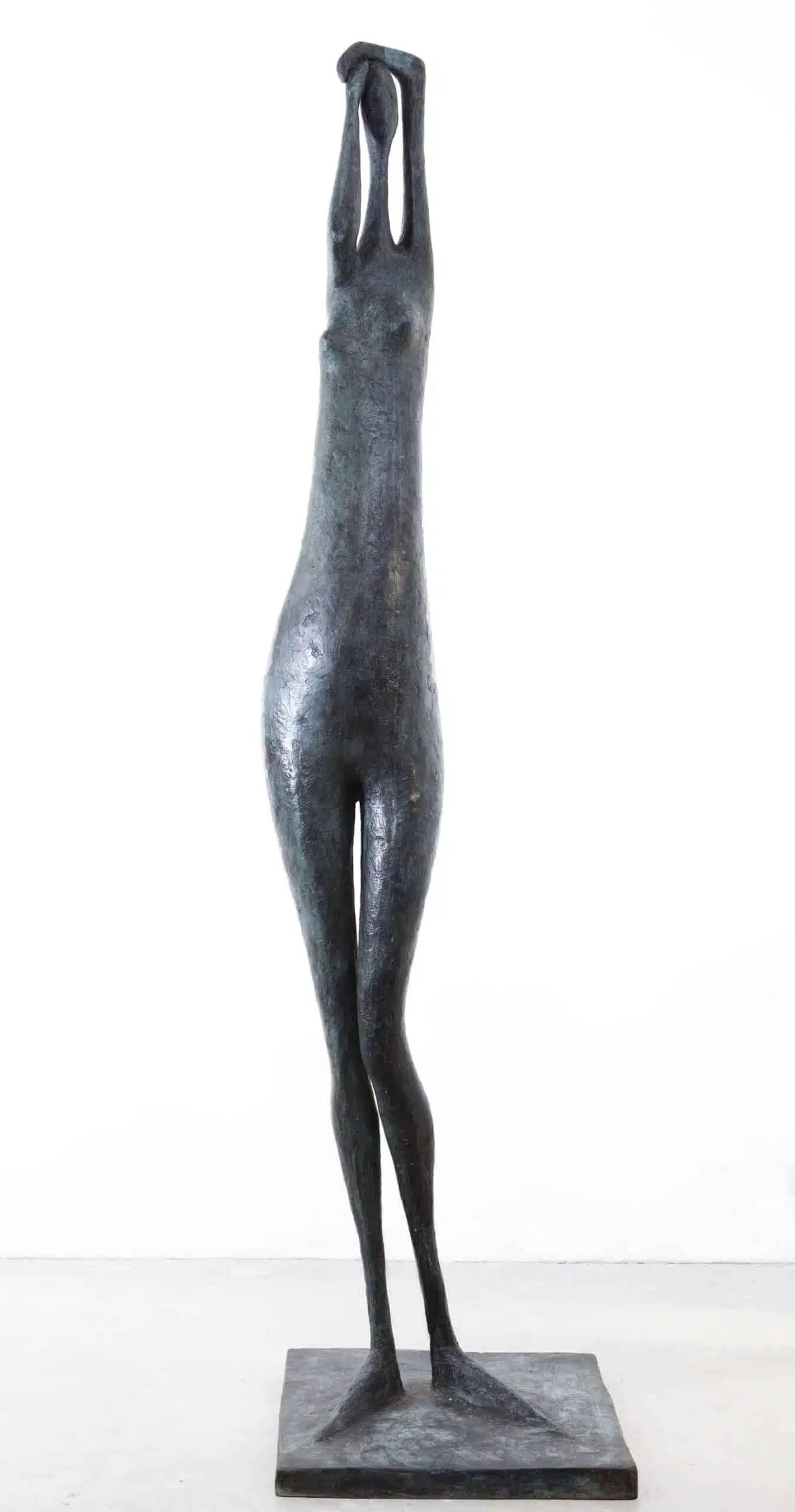 Arms Raised Monumental Standing Figure I ist eine Bronzeskulptur des französischen zeitgenössischen Künstlers Pierre Yermia, die Maße sind  250 × 60 × 60 cm (98.4 × 23.6 × 23.6 in). 
Die Skulptur ist signiert und nummeriert, gehört zu einer