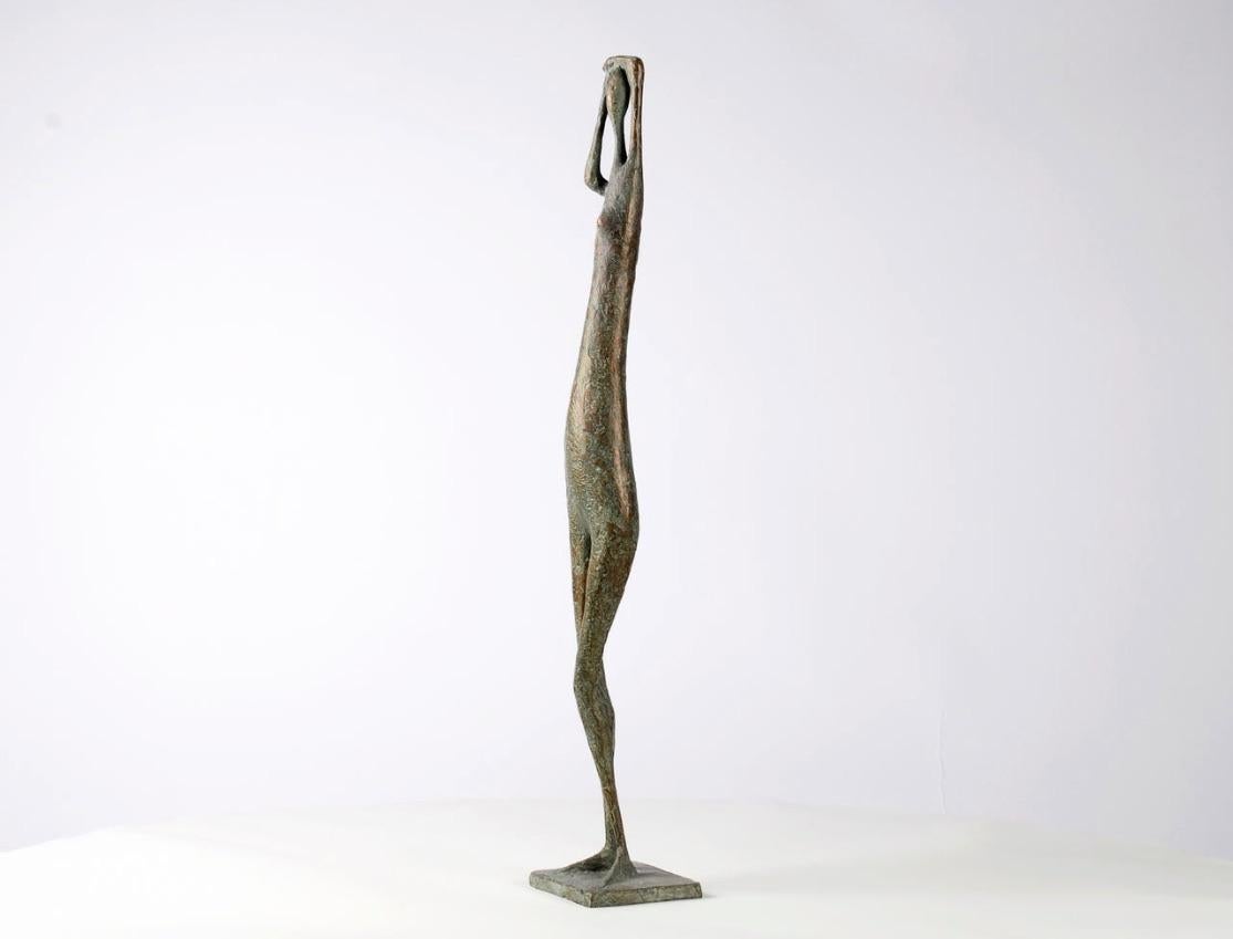 Standfigur VIII mit erhabenen Armen von Pierre Yermia – Bronzeskulptur, Mensch mit Armlehnen im Angebot 1