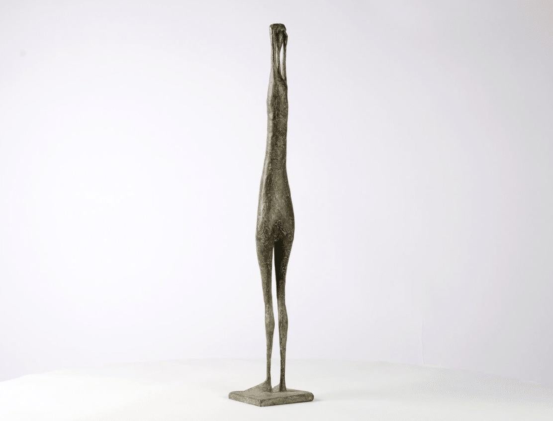 Standfigur VIII mit erhabenen Armen von Pierre Yermia – Bronzeskulptur, Mensch mit Armlehnen im Angebot 2