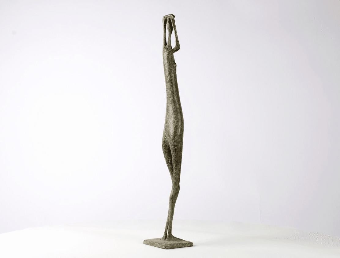 Standfigur VIII mit erhabenen Armen von Pierre Yermia – Bronzeskulptur, Mensch mit Armlehnen im Angebot 3