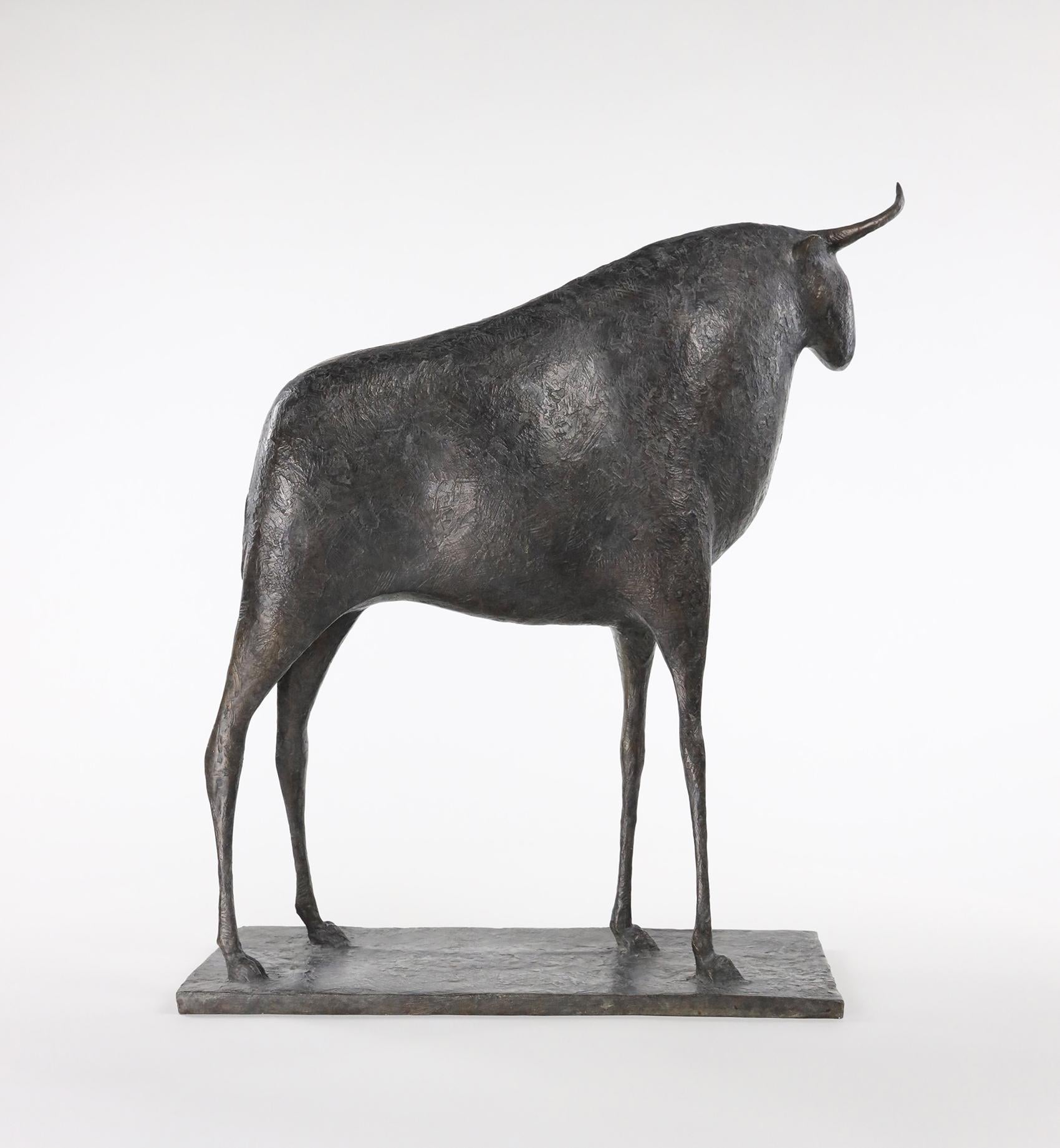 Toro IV de Pierre Yermia - Escultura animal de bronce, figurativa, pátina gris oscura en venta 3