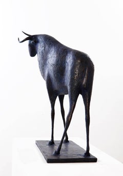 Stier IV von Pierre Yermia - Bronzeskulptur eines Tieres, figurativ, dunkelgrau patiniert