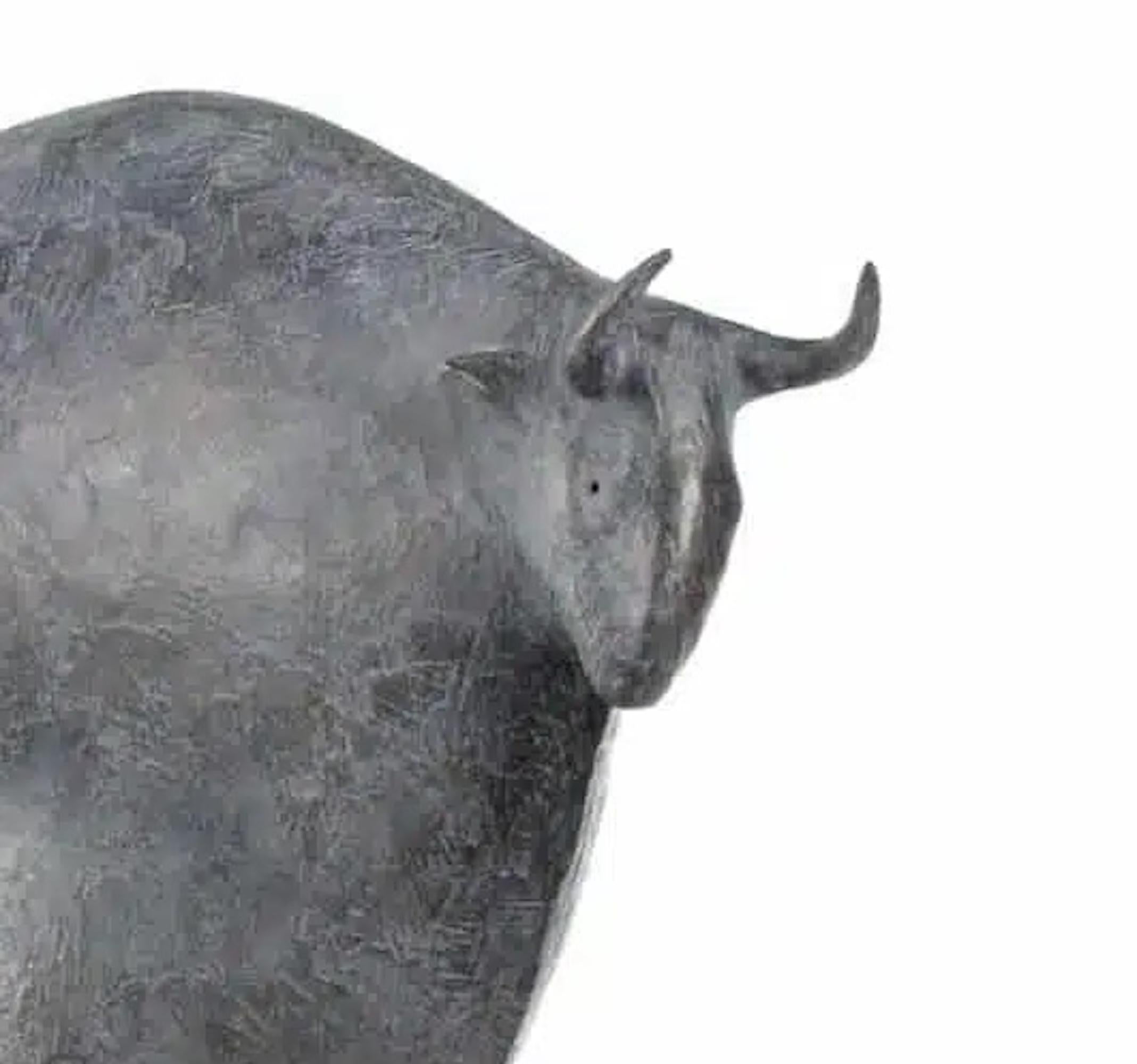 Bull V par Pierre Yermia - Sculpture animalière en bronze, figurative, patine grise en vente 3