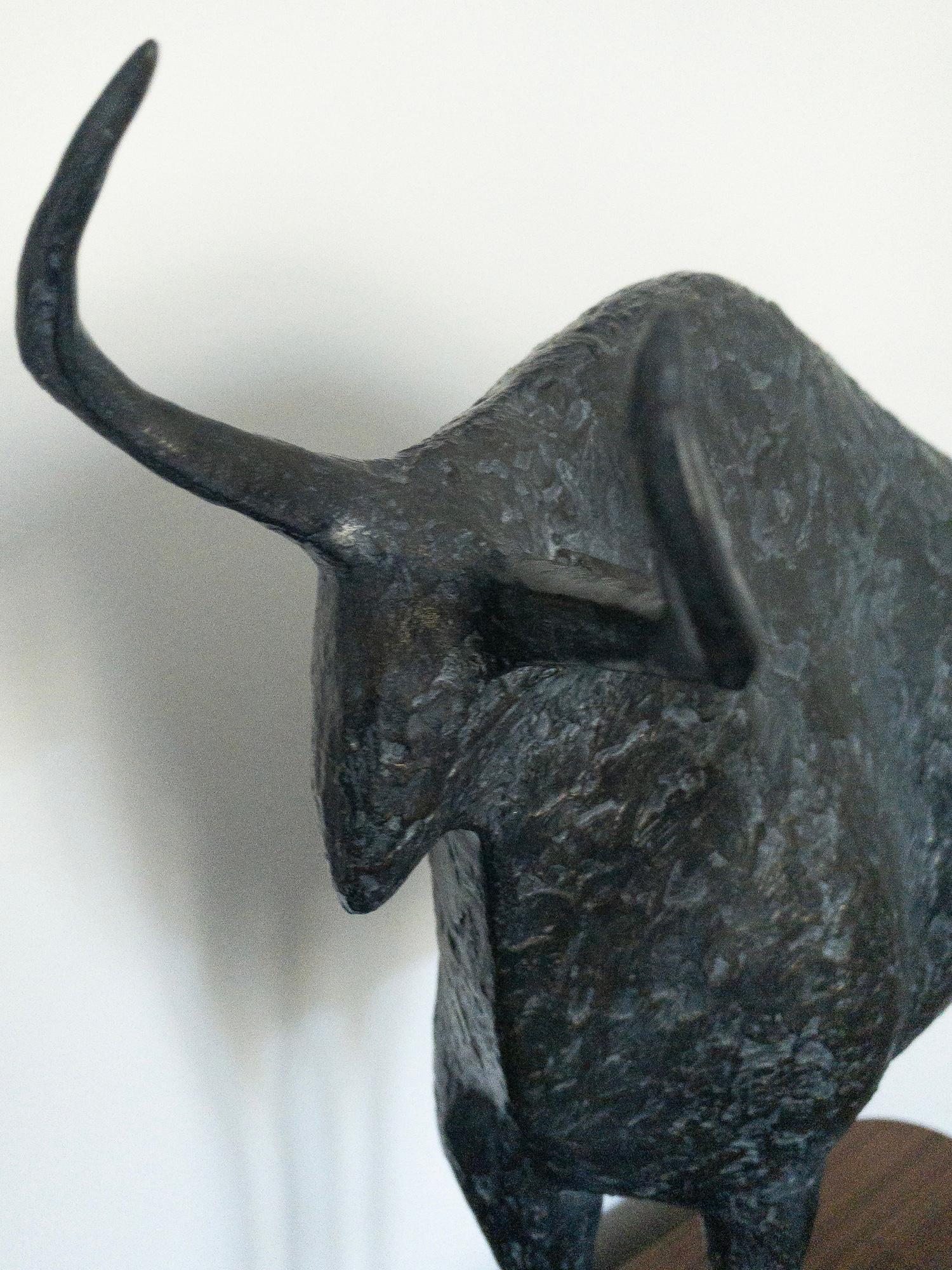 Toro VII  de Pierre Yermia - Escultura animal en bronce, figurativa, pátina gris en venta 6