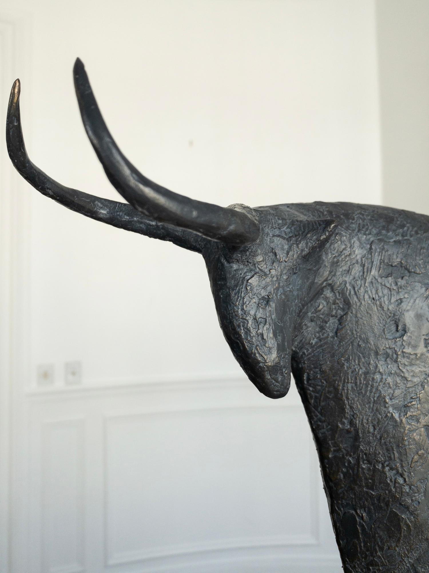 Toro VIII de Pierre Yermia - Escultura animal en bronce, figurativa, color negro en venta 6