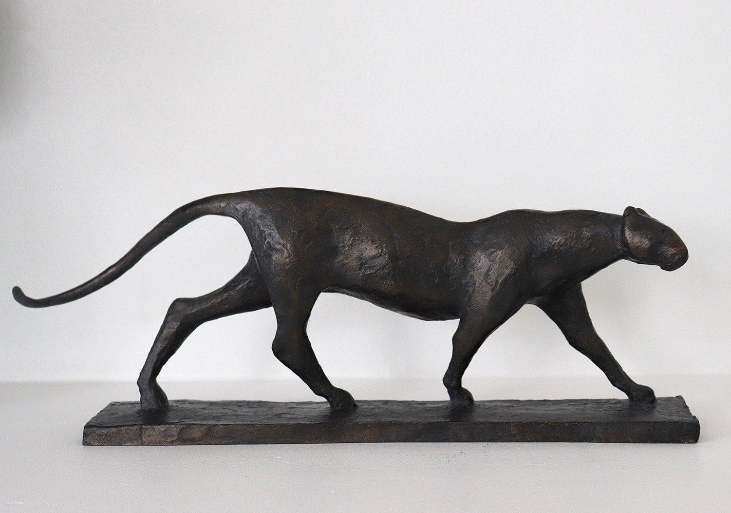 Feline V ist eine Bronzeskulptur des französischen zeitgenössischen Künstlers Pierre Yermia, die eine schreitende Raubkatze (Leopard, Jaguar oder Gepard) darstellt. 
Abmessungen: H 6,7 x L 18,1 x B 3,1 in // 17 cm × 46 cm × 8 cm. Auflage 8 & 4