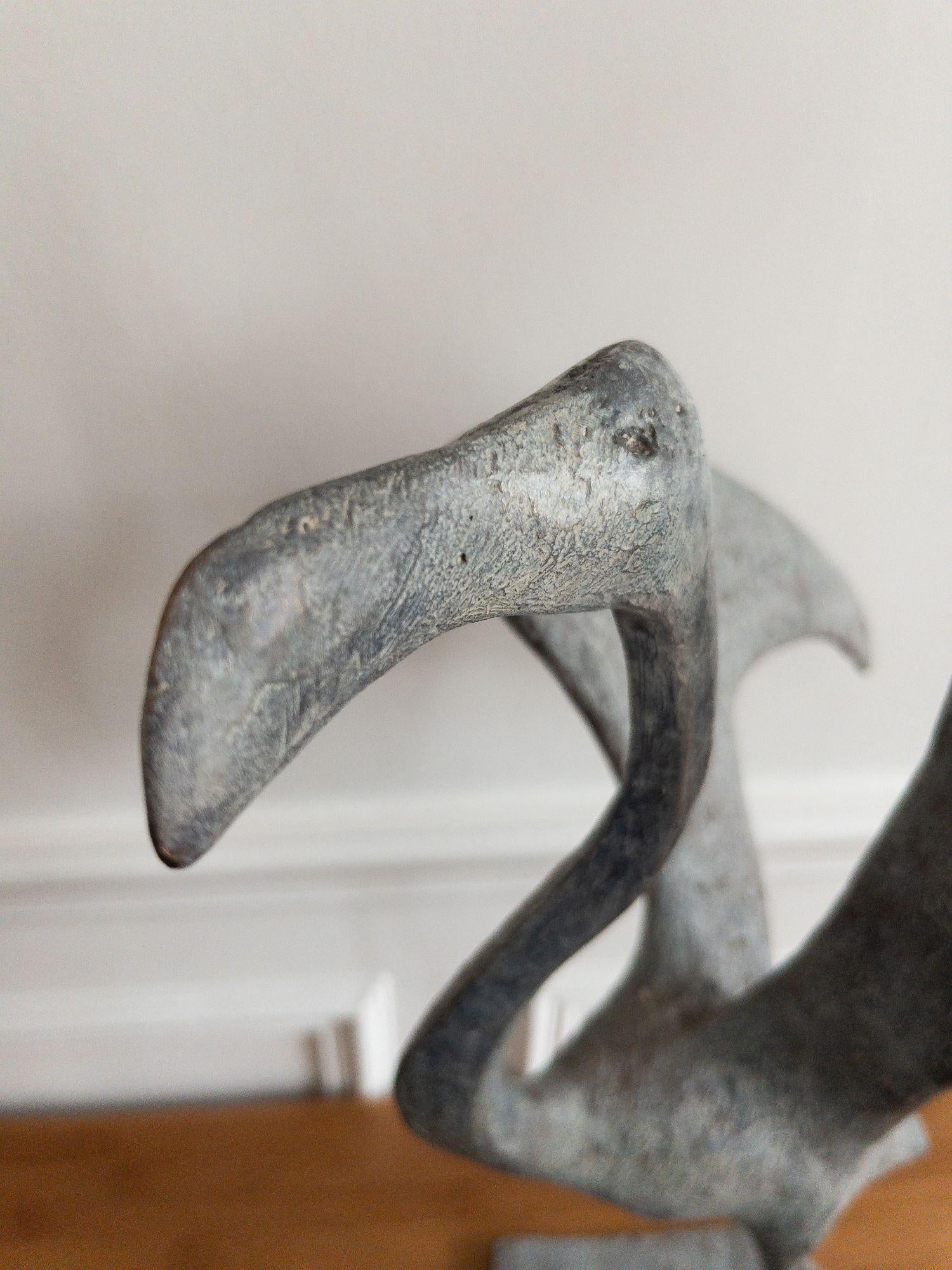 Flamingo I von Pierre Yermia – Tierskulptur aus Bronzeskulptur, Vogel im Angebot 4