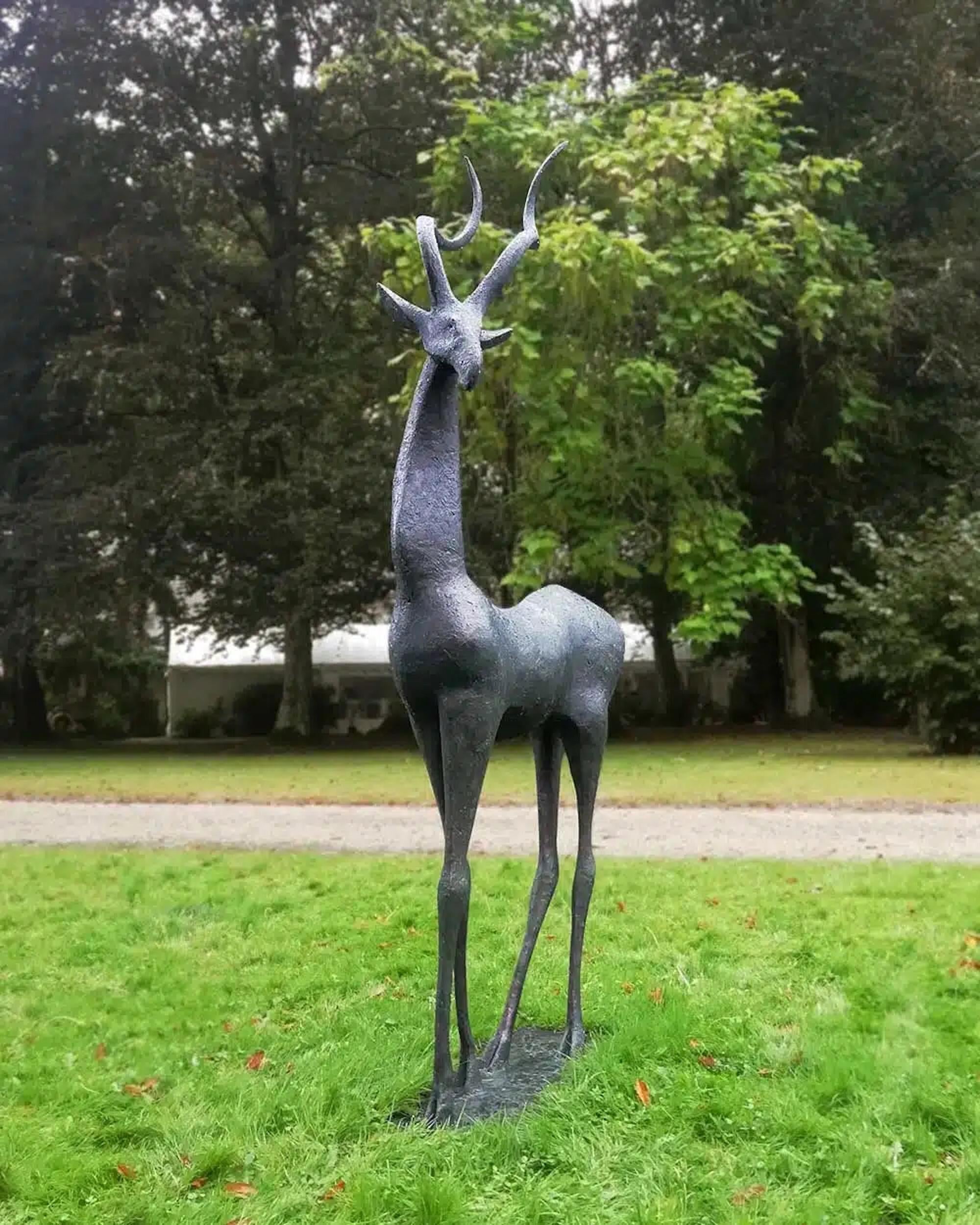 Gazelle by Pierre Yermia - Große Tierskulptur aus Bronze, für den Außenbereich, elegant, schlank