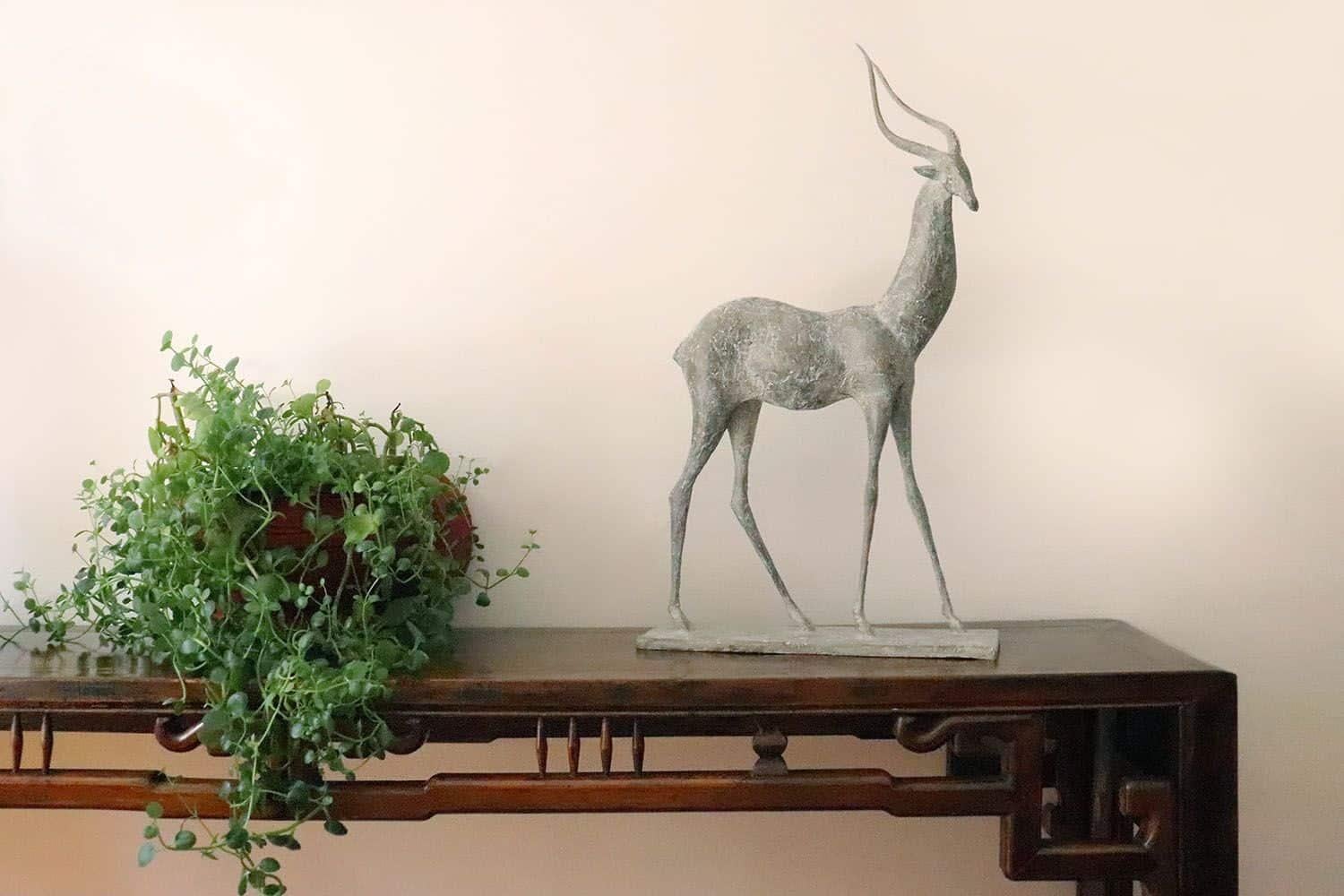 Gazelle I von Pierre Yermia – Tier-Bronze-Skulptur, figurativ, grau, elegant im Angebot 1