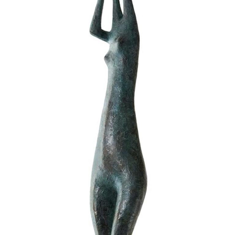 Figure debout à grands bras surélevée I (sculpture contemporaine en bronze) - Sculpture de Pierre Yermia