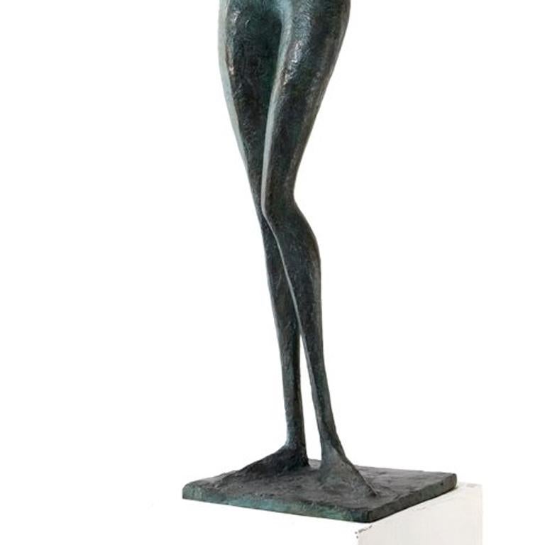 Figure debout à grands bras surélevée I (sculpture contemporaine en bronze) - Contemporain Sculpture par Pierre Yermia