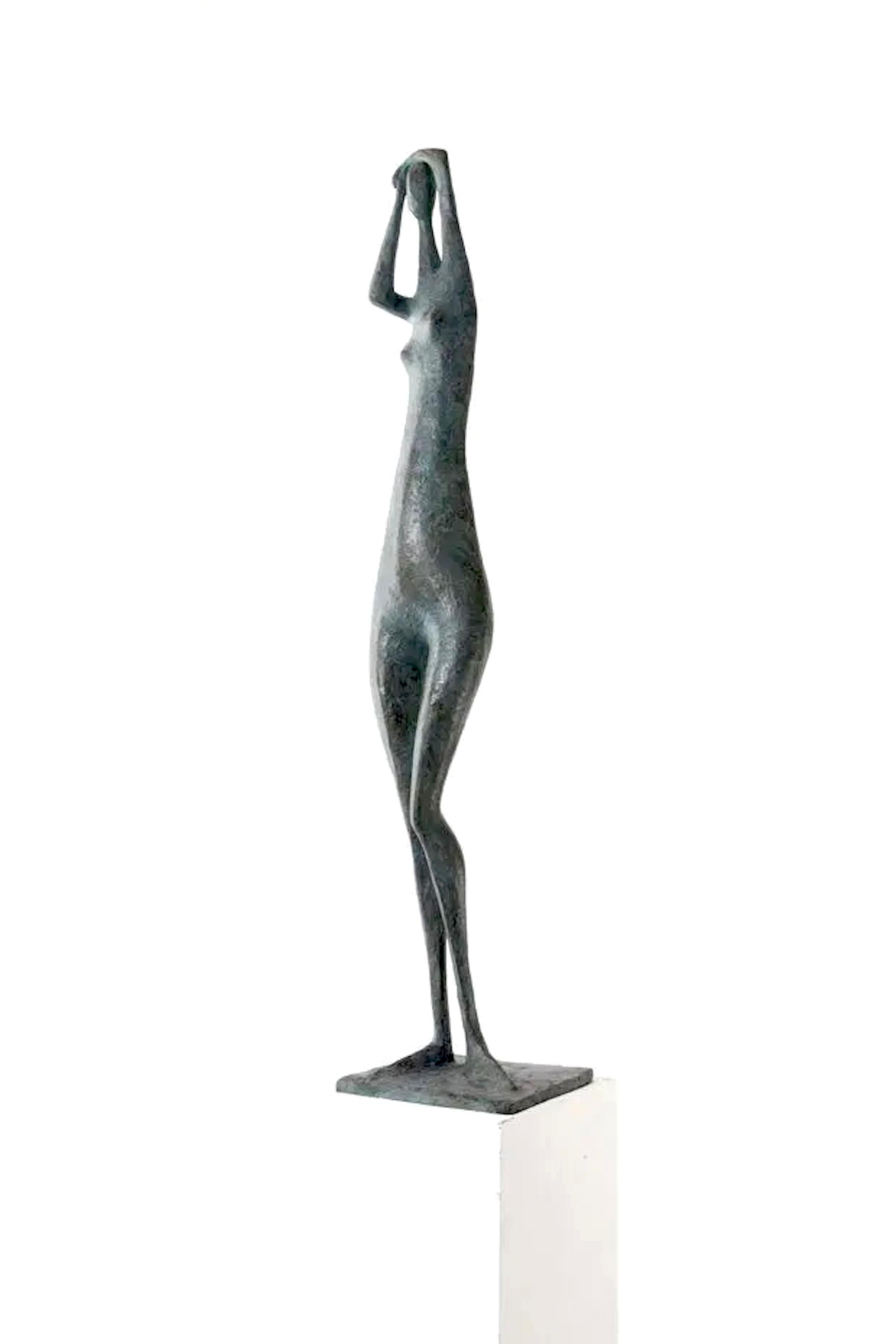Great Arms Raised Standing Figure I par Pierre Yermia - Sculpture contemporaine