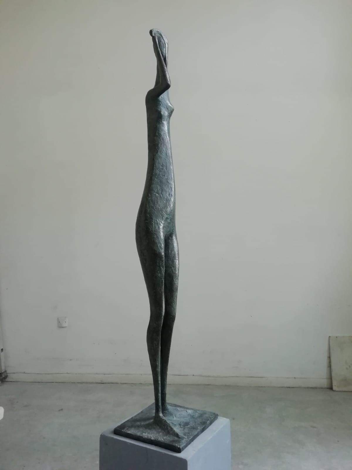Grande Figure debout bras levés I, sculpture en bronze à grande échelle de l'artiste contemporain français Pierre Yermia. Bronze, 132 cm × 27 cm × 25 cm. Édition limitée à 8 exemplaires et 4 épreuves d'artiste.
