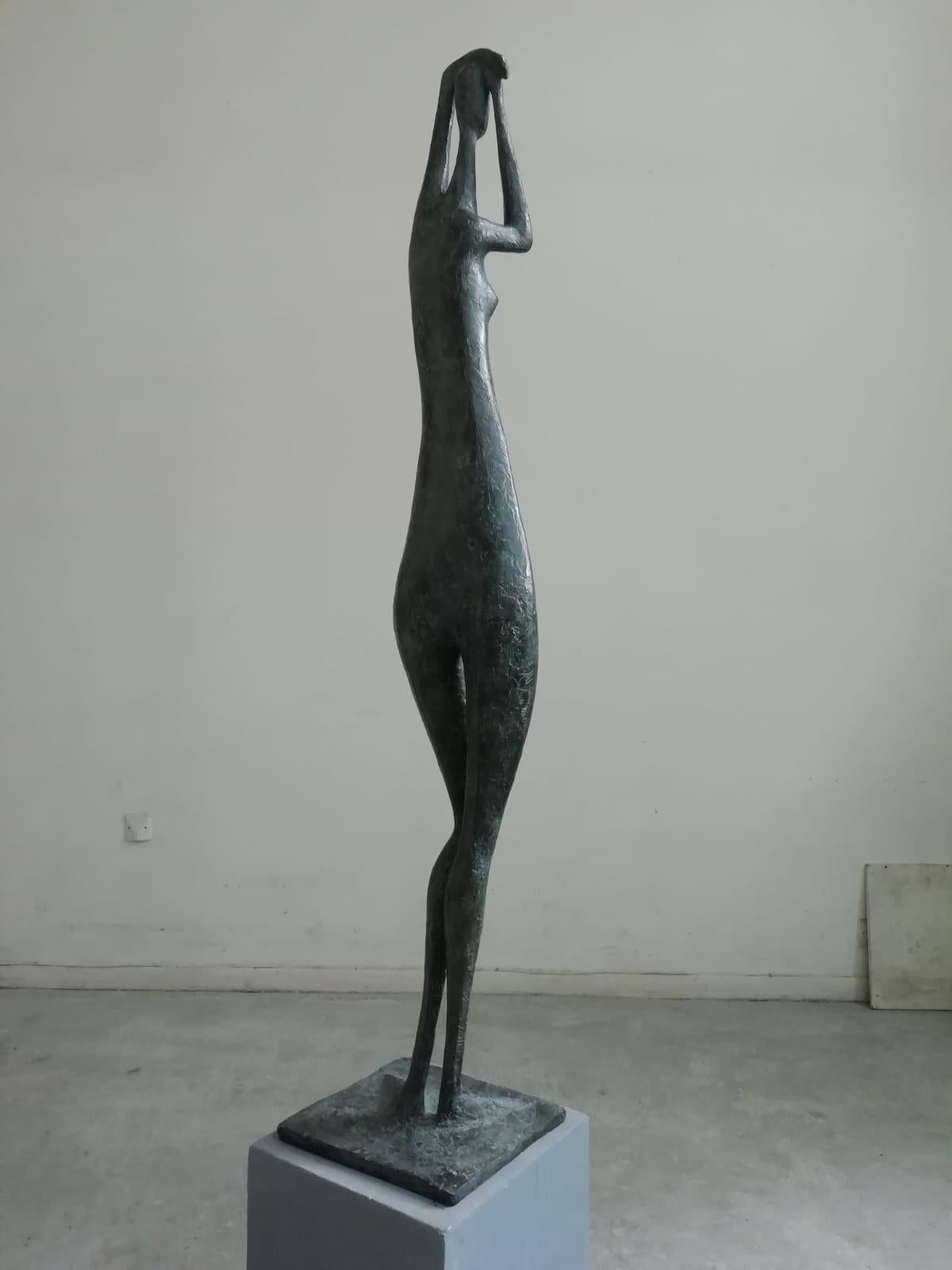 Figure debout à grands bras surélevée I (sculpture contemporaine en bronze) 1