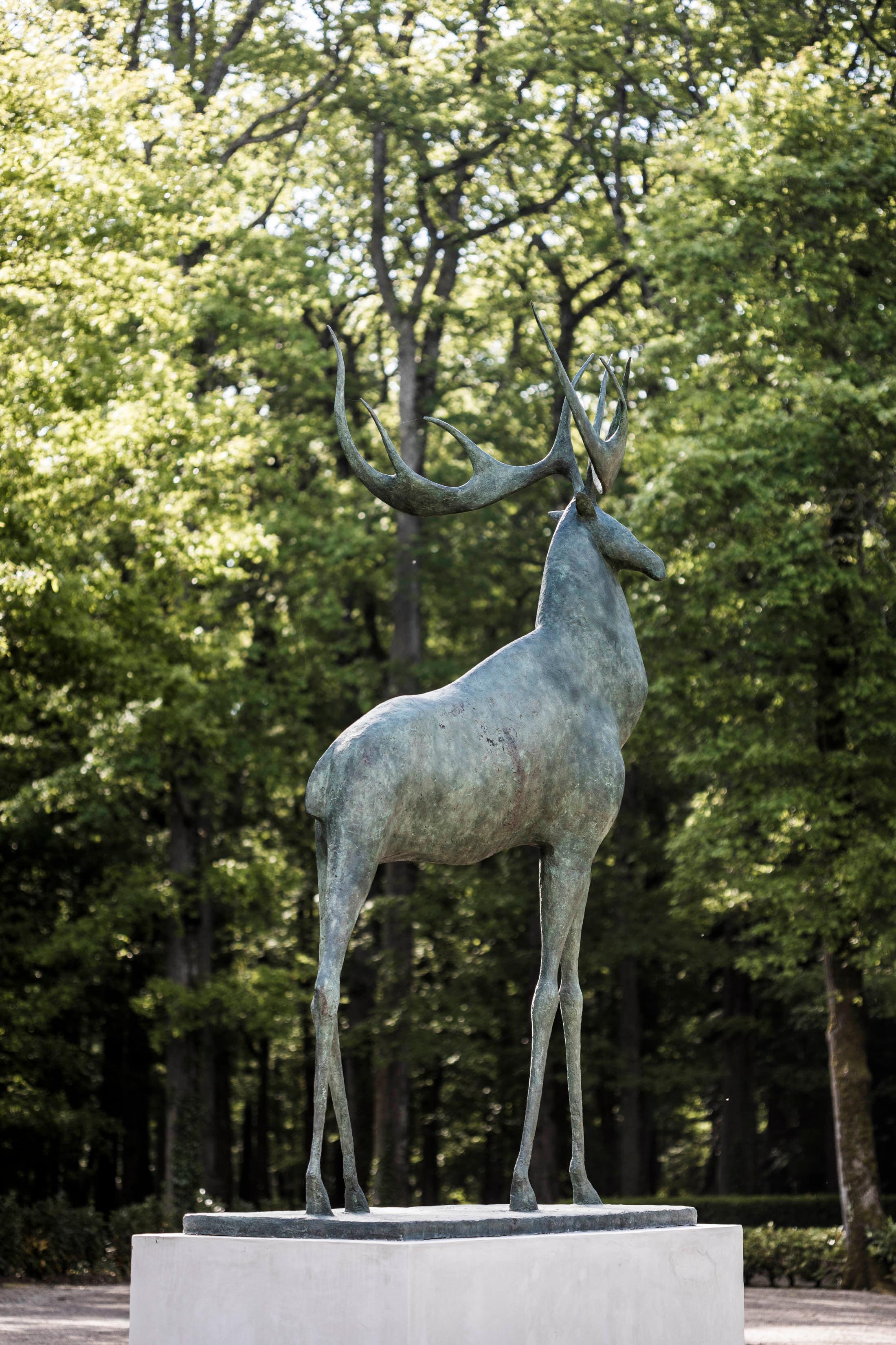 Großer Hirsch von Pierre Yermia - 9,8 Fuß hohe Tierbronze-Skulptur, Kunst im Freien