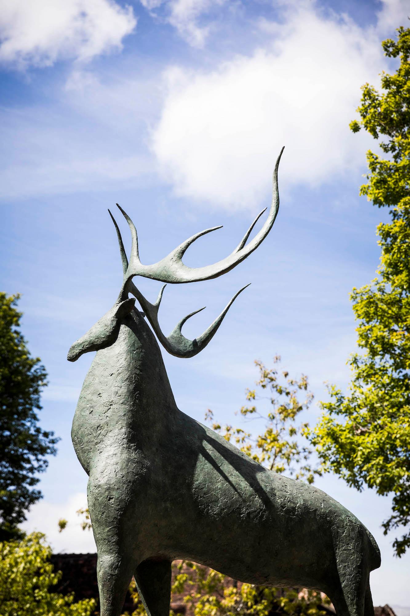 Gran Ciervo de Pierre Yermia - Gran escultura animal de bronce, monumental en venta 5