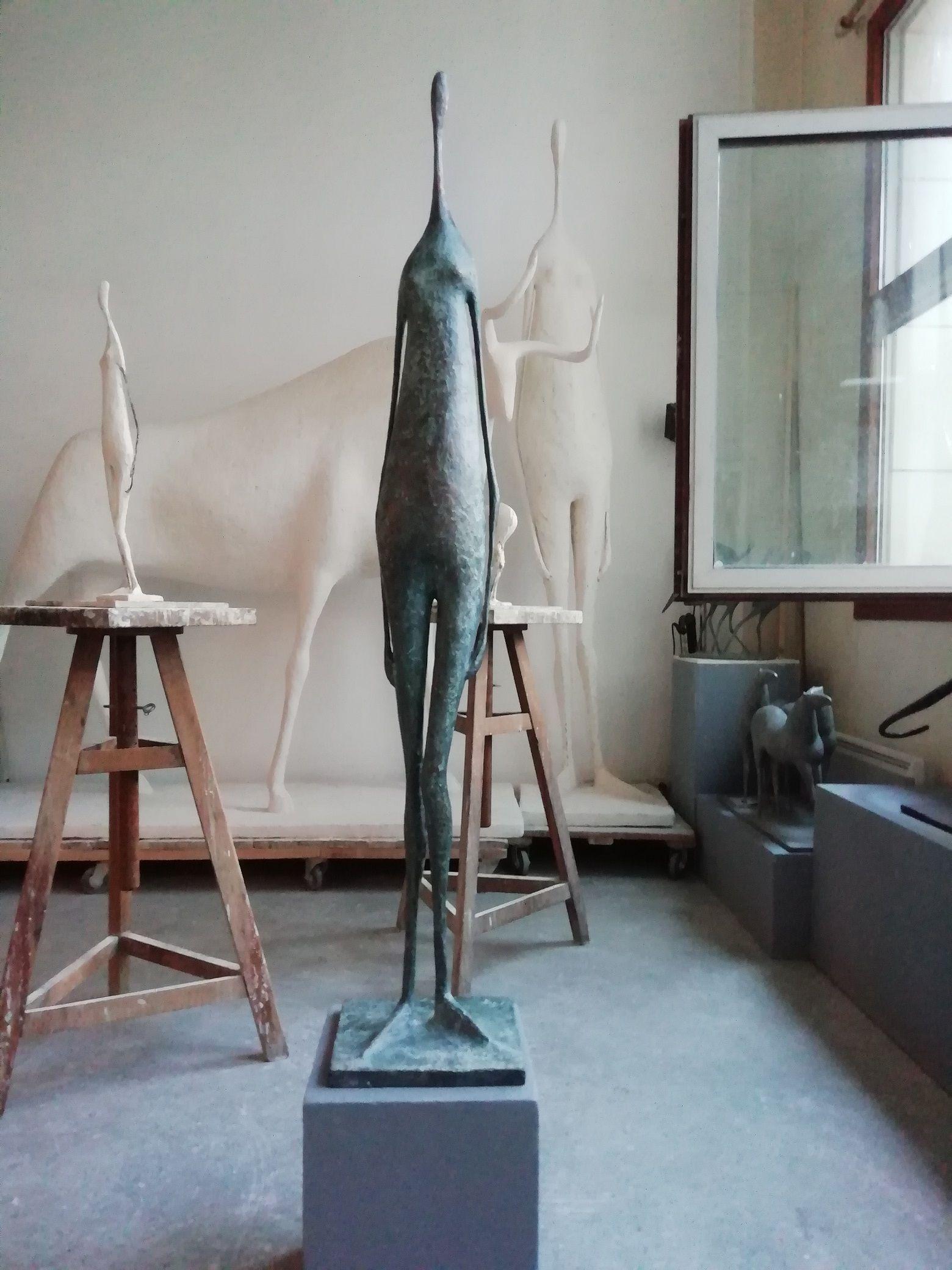 Gran figura de pie II de Pierre Yermia - Escultura contemporánea, humana, larga en venta 1