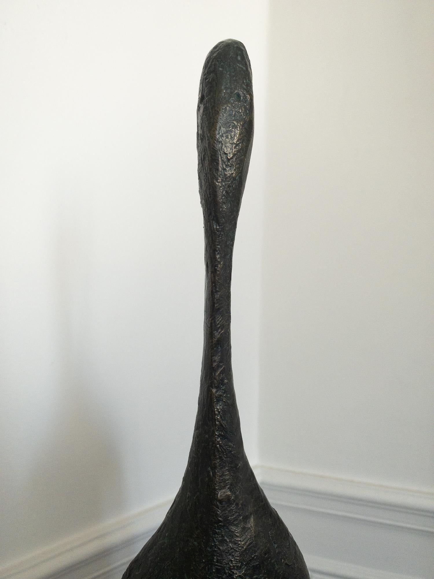 Große stehende Figur II – zeitgenössische Bronzeskulptur im Angebot 2