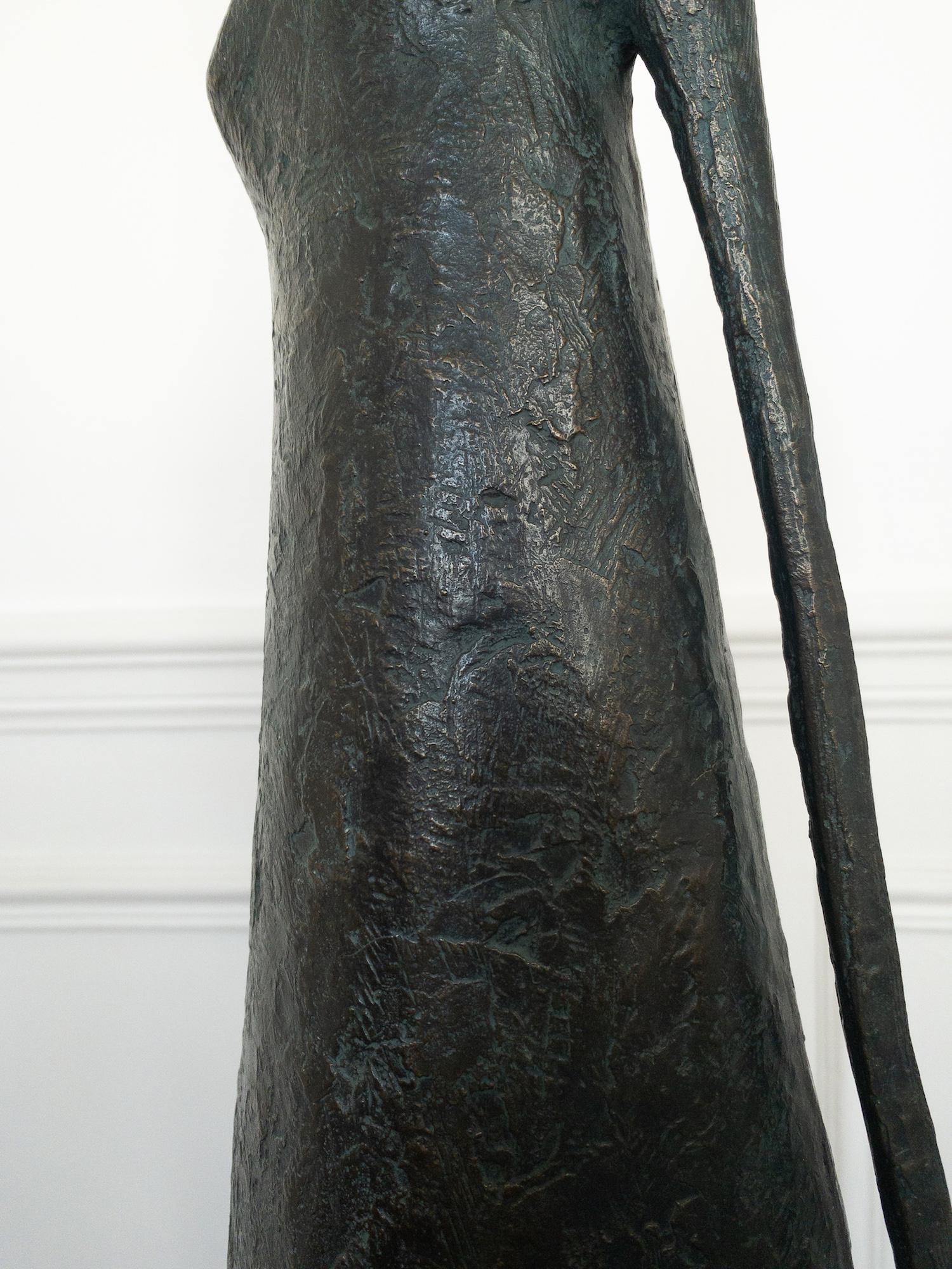 Superbe figurine debout II - Sculpture contemporaine en bronze en vente 4