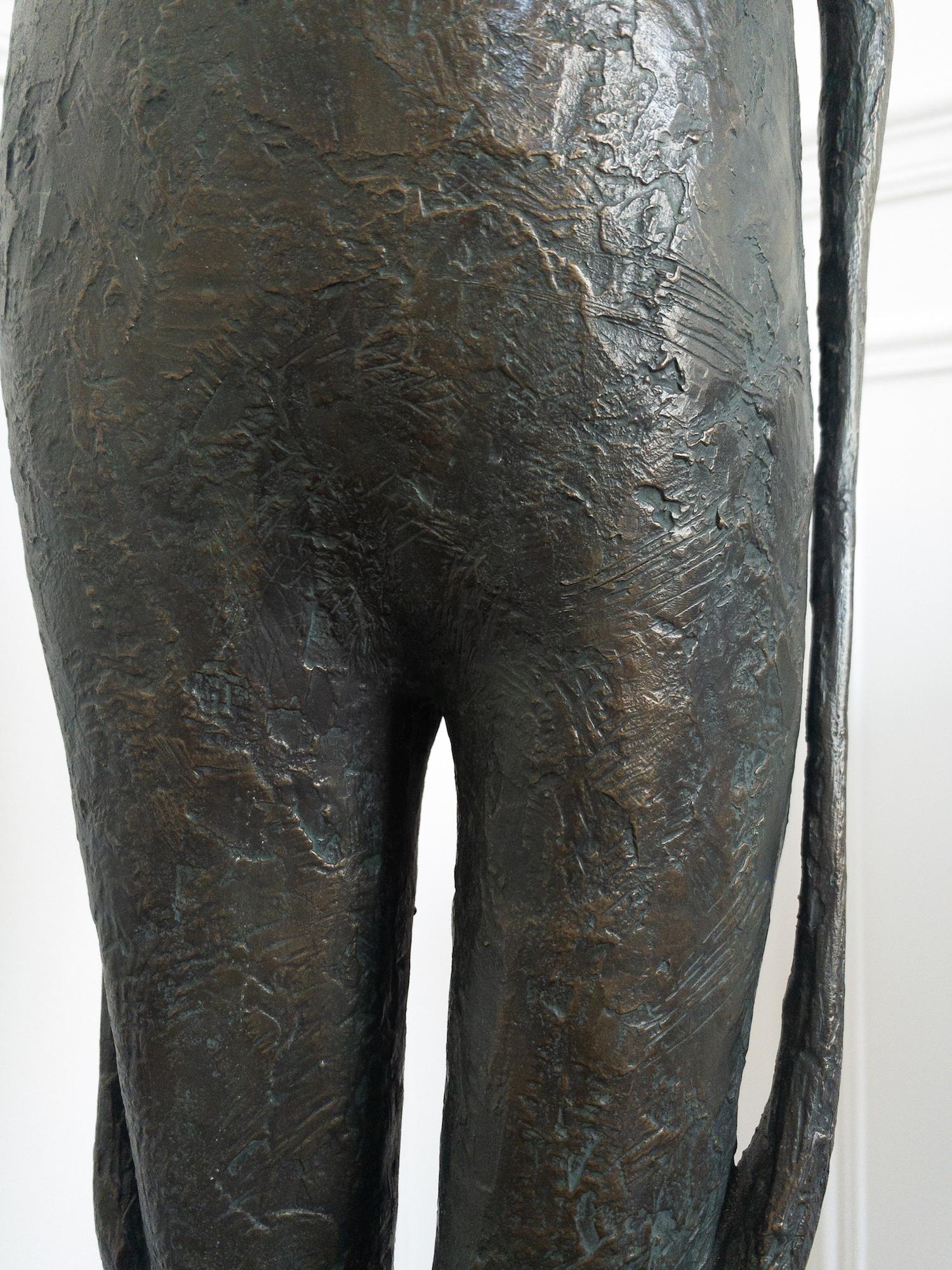 Große stehende Figur II – zeitgenössische Bronzeskulptur im Angebot 4