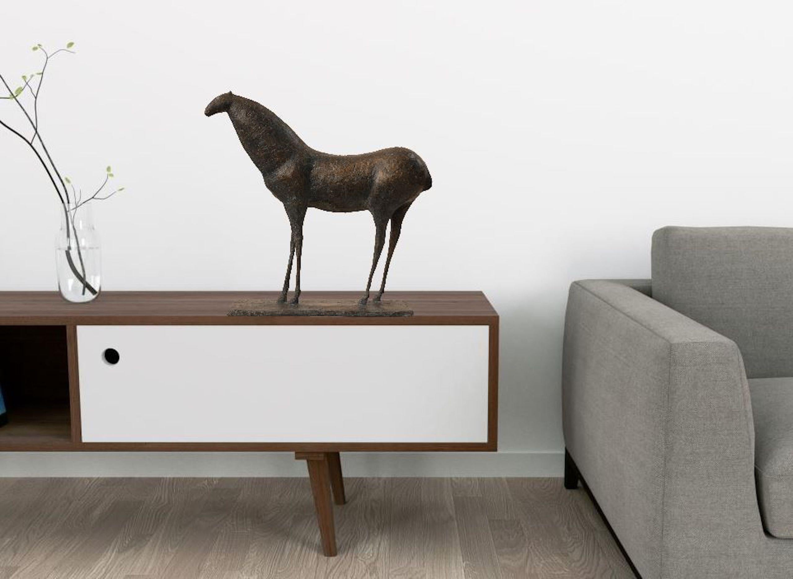 Caballo IX de Pierre Yermia - Escultura animal de bronce, elegante, pátina oscura, curva en venta 2