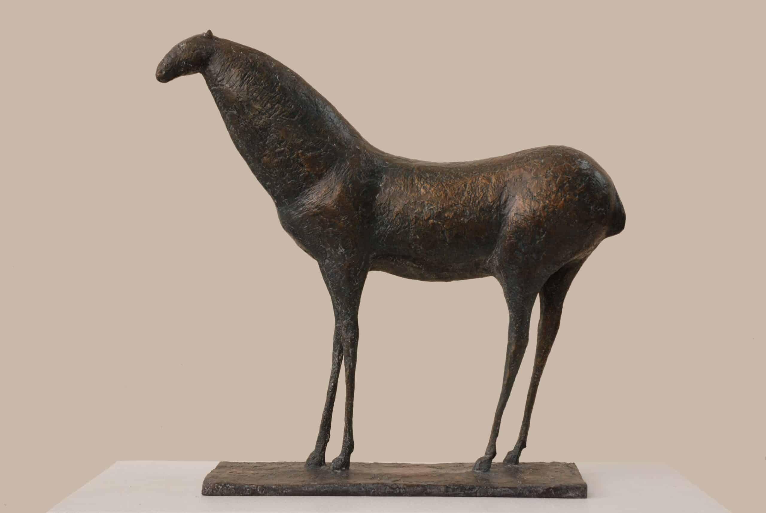 Caballo IX de Pierre Yermia - Escultura animal de bronce, elegante, pátina oscura, curva en venta 1