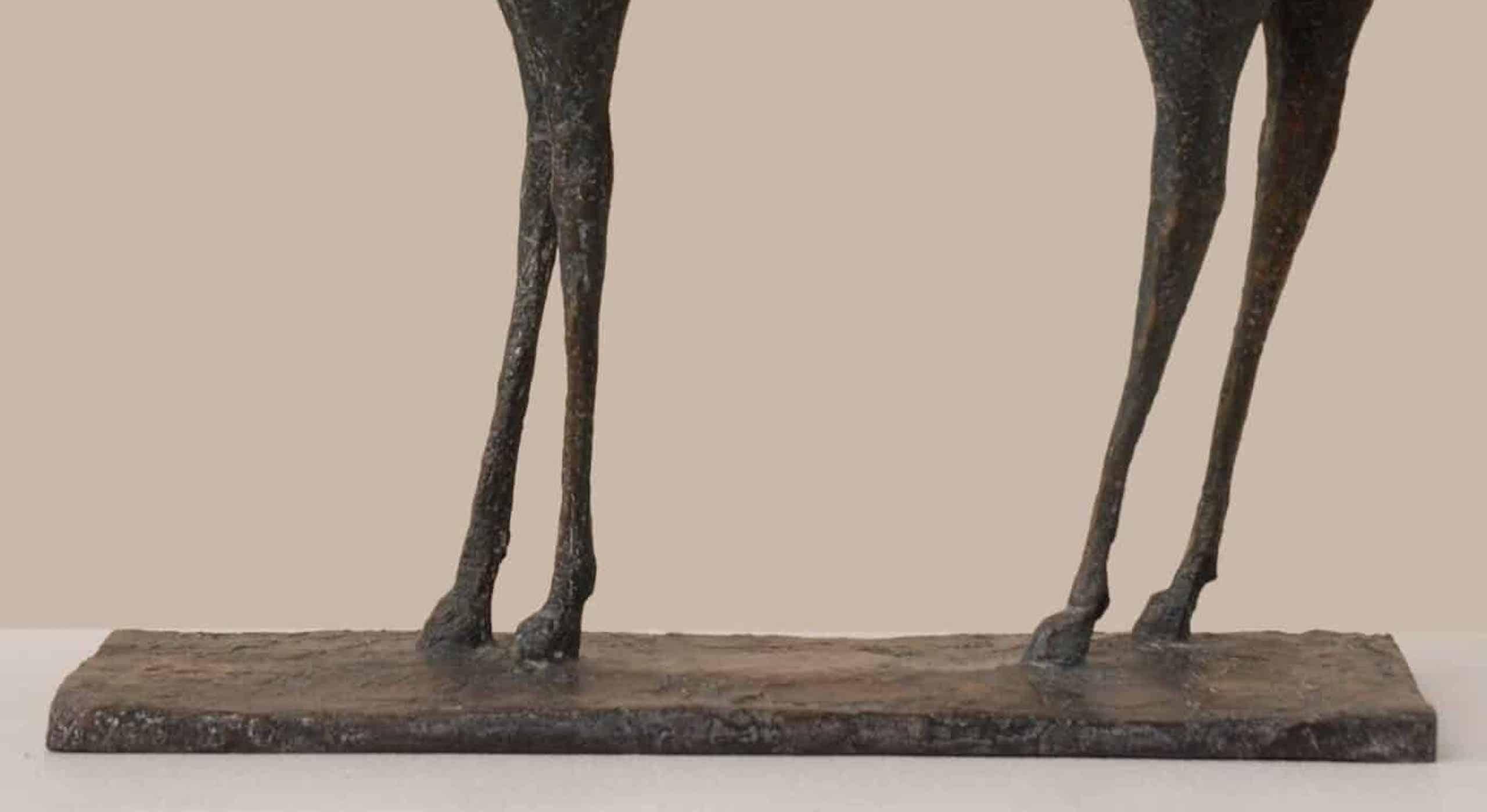 Caballo IX de Pierre Yermia - Escultura animal de bronce, elegante, pátina oscura, curva en venta 4
