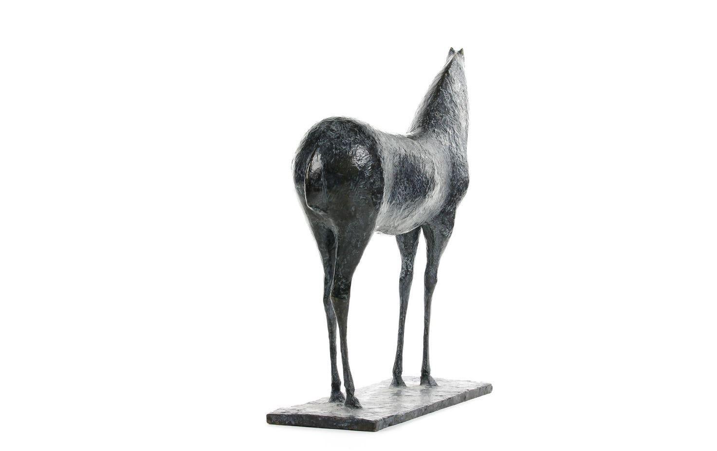 Caballo X de Pierre Yermia - Escultura animal de bronce, esbelta, curva, tonos oscuros en venta 2