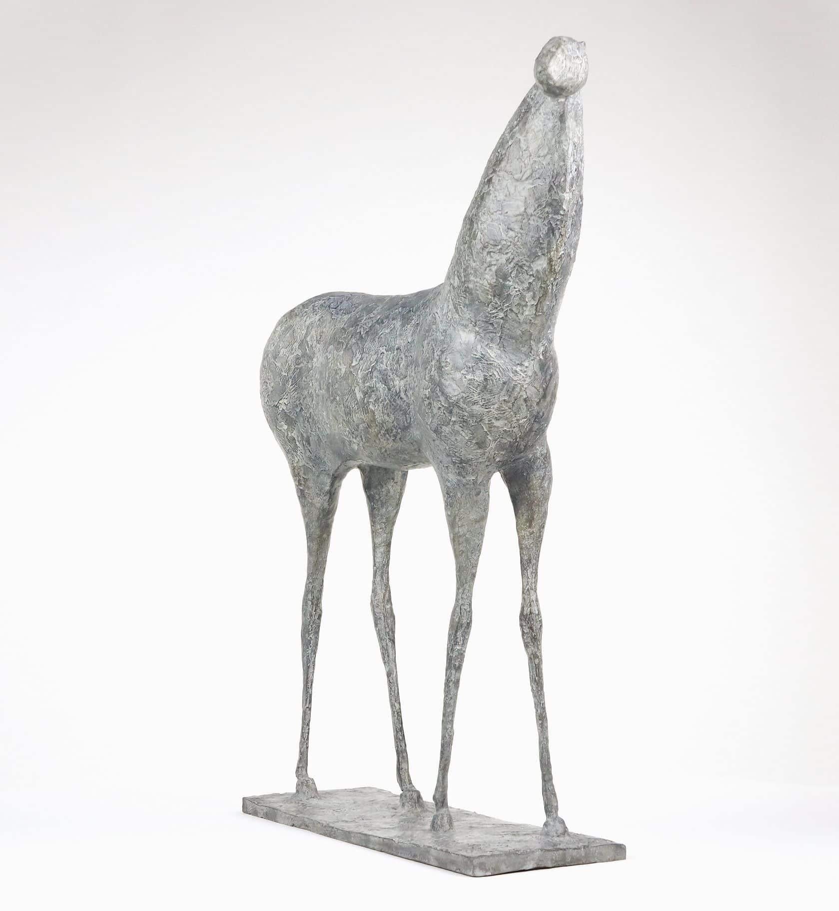 Pferd XIV von Pierre Yermia - Tierische Bronzeskulptur, hellgrau patiniert, elegant im Angebot 1