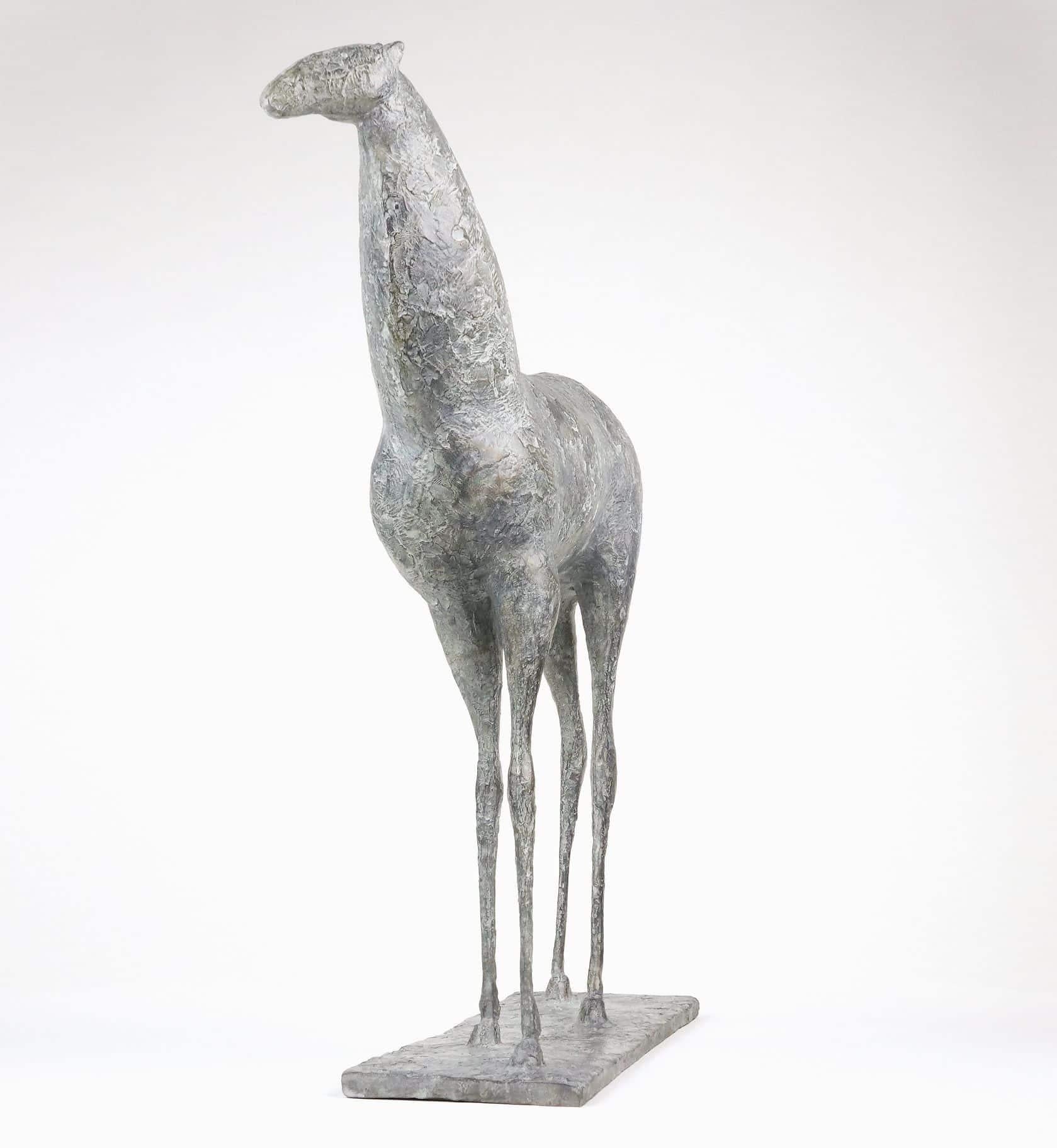 Pferd XIV von Pierre Yermia - Tierische Bronzeskulptur, hellgrau patiniert, elegant im Angebot 2